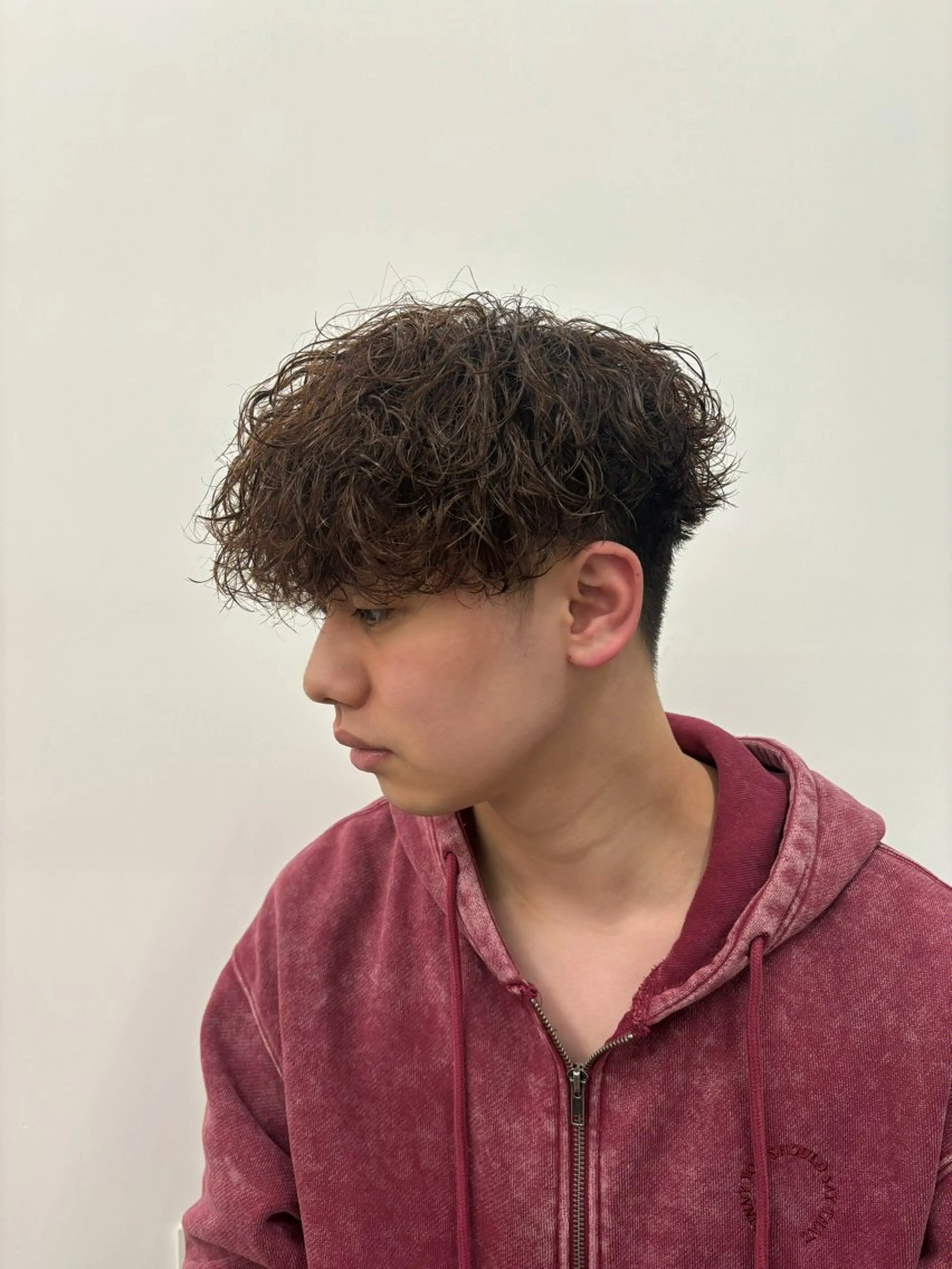 ショート カラー パーマ メンズ メンズパーマ 波巻きパーマ ブラウンカラー スパイラルパーマ カット パーマ なりたひろと / フェザーパーマのヘアスタイル