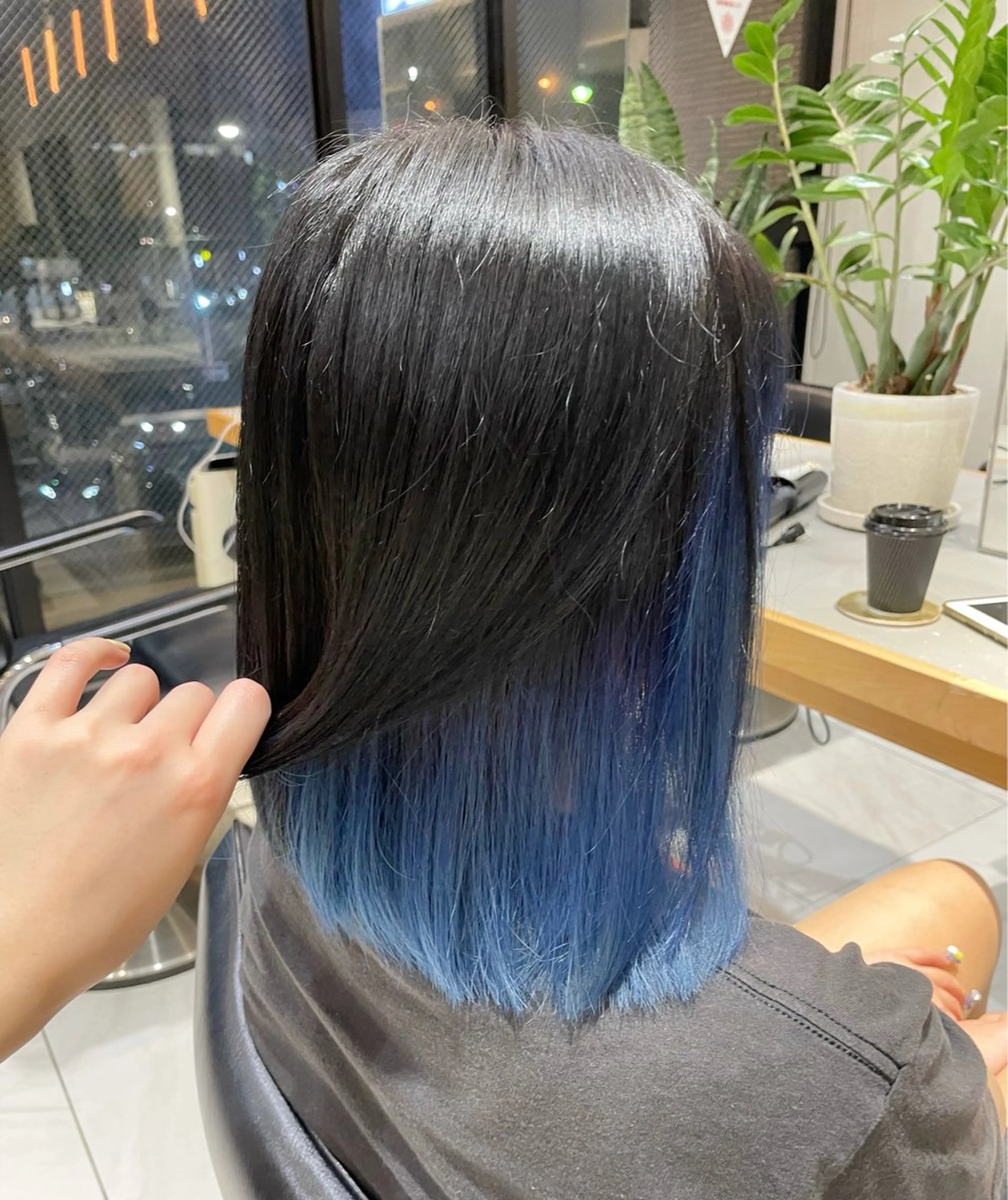 ミディアム カラー ヘアアレンジ 黒髪 ブリーチ ブルーカラー ブルーブラック インナーカラー ヘアカラー トリートメント ヘッドスパ ヘアセット 艶髪/レイヤーカット 🐣misakiのヘアスタイル
