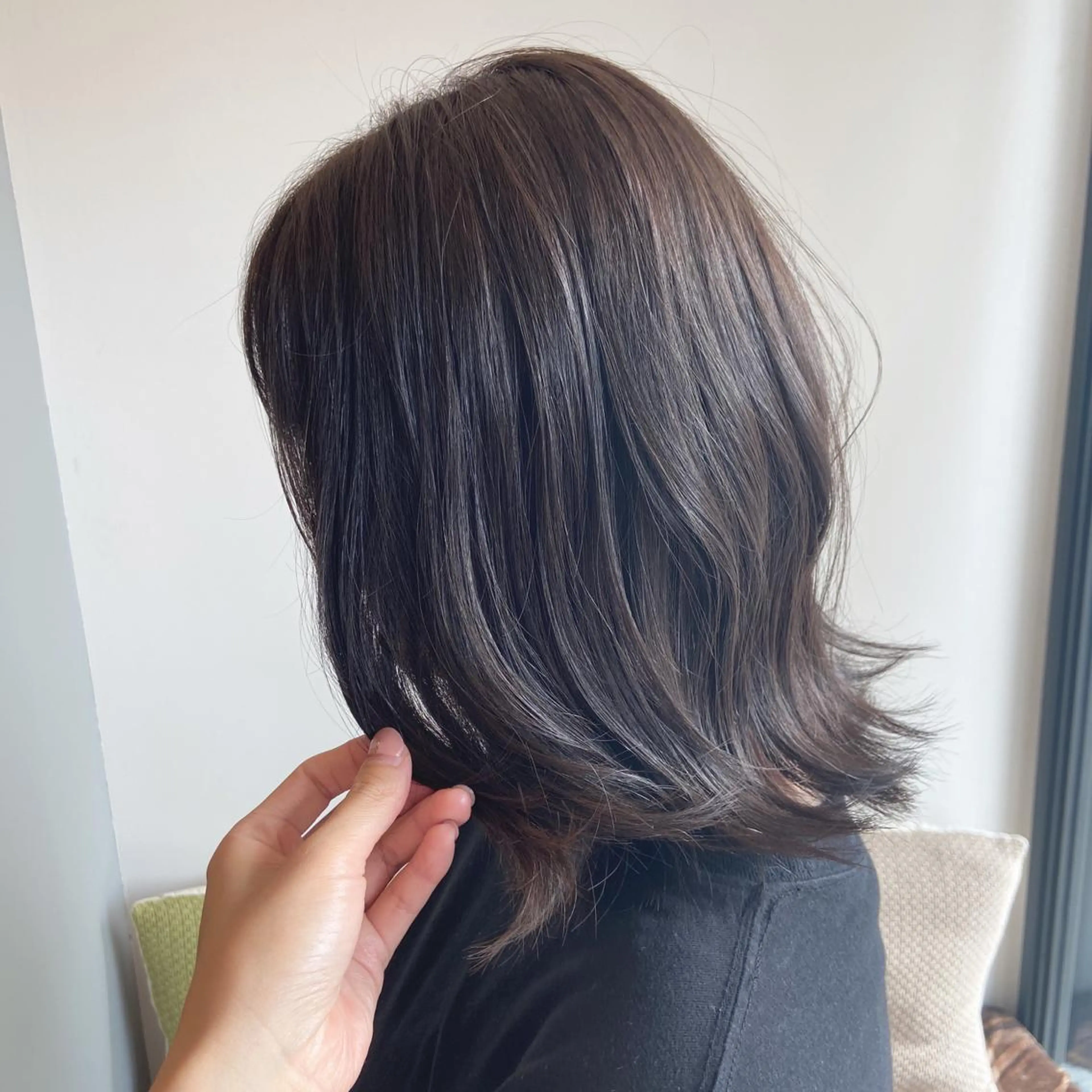 ミディアム アッシュ 峯 志帆のヘアスタイル