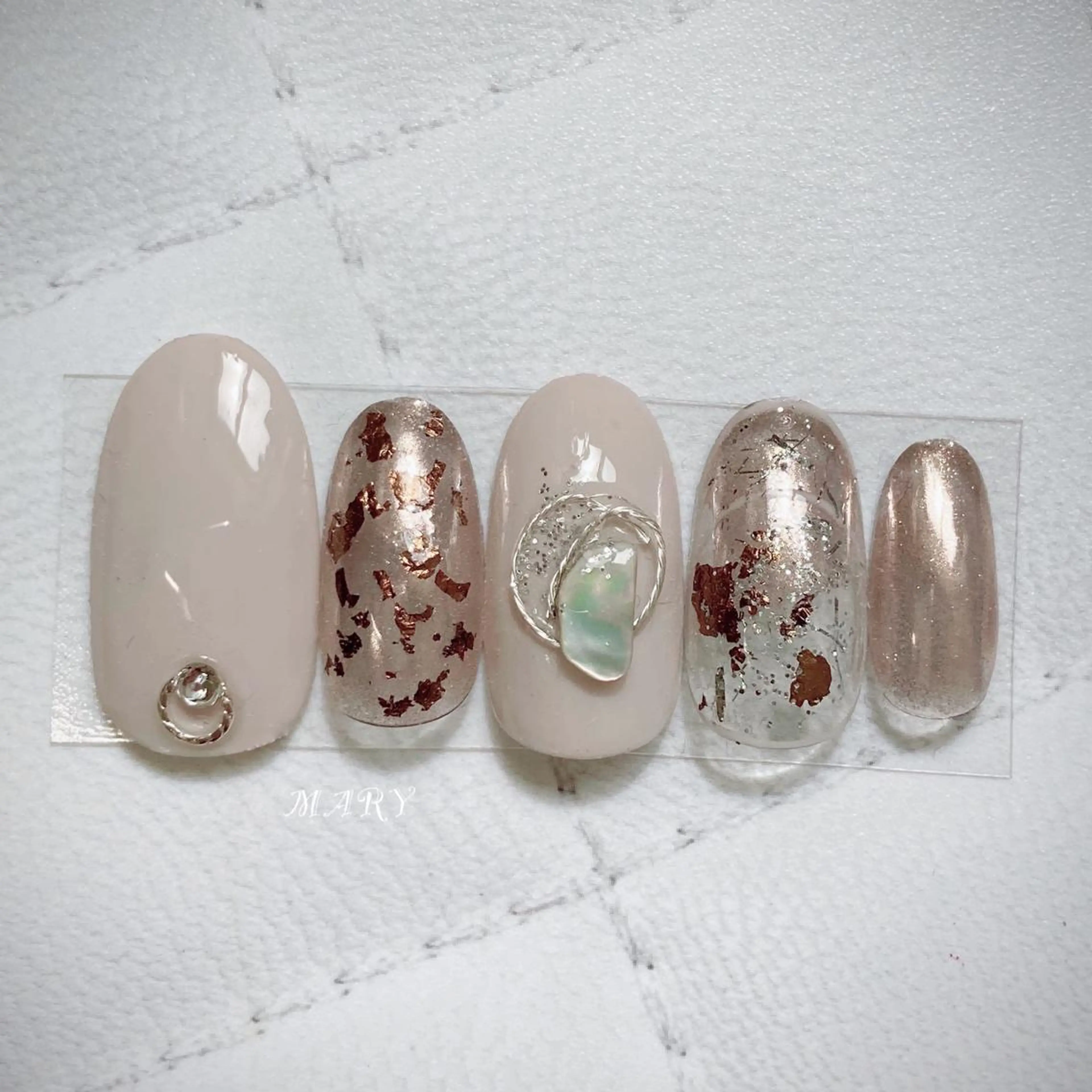 ネイル ブラウン キラキラネイル ミラーネイル ニュアンスネイル ワンカラーネイル ハンドネイル Mary nail .narumiのネイルデザイン