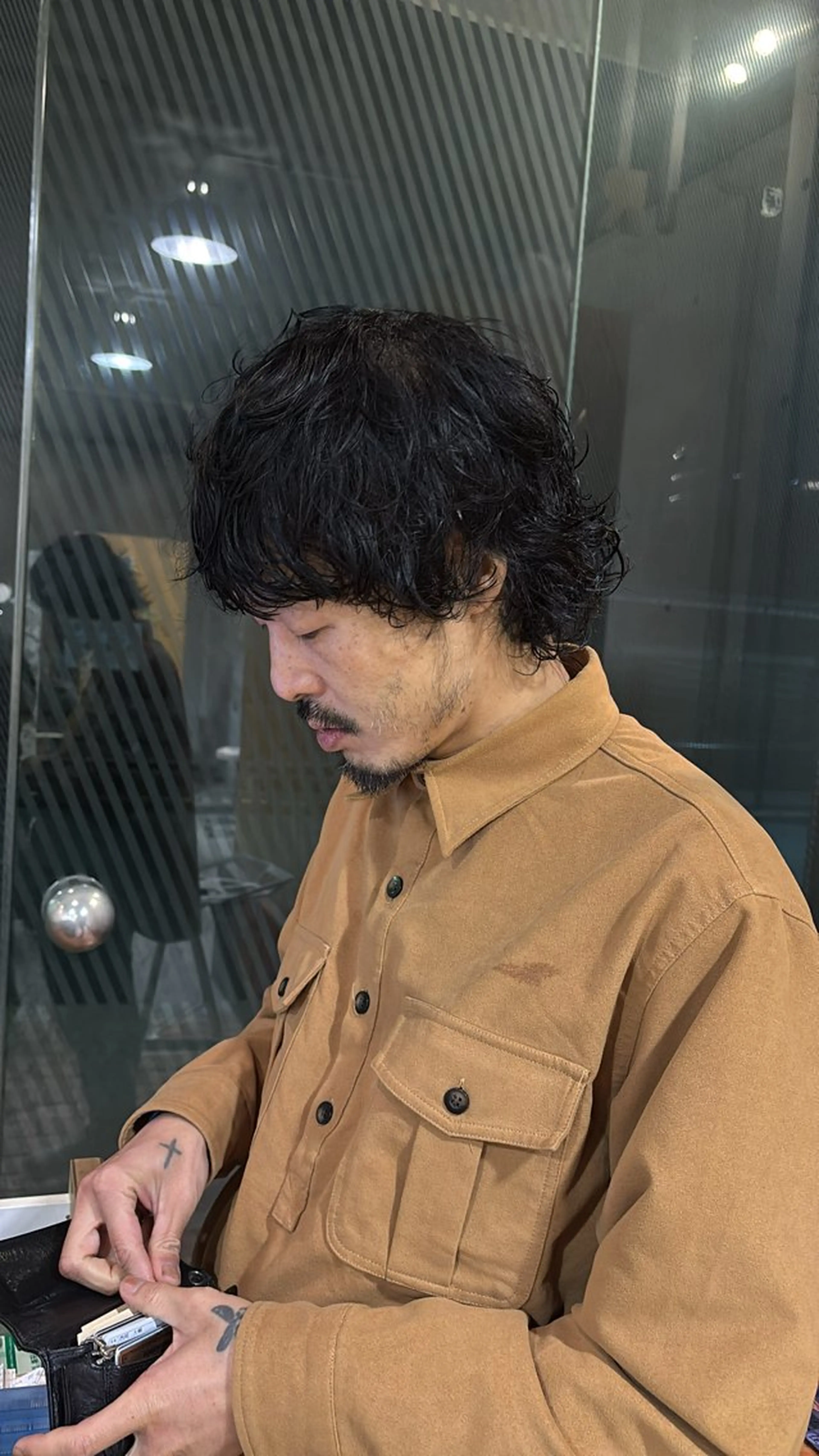 ショート パーマ メンズ 岡田 祐樹のヘアスタイル