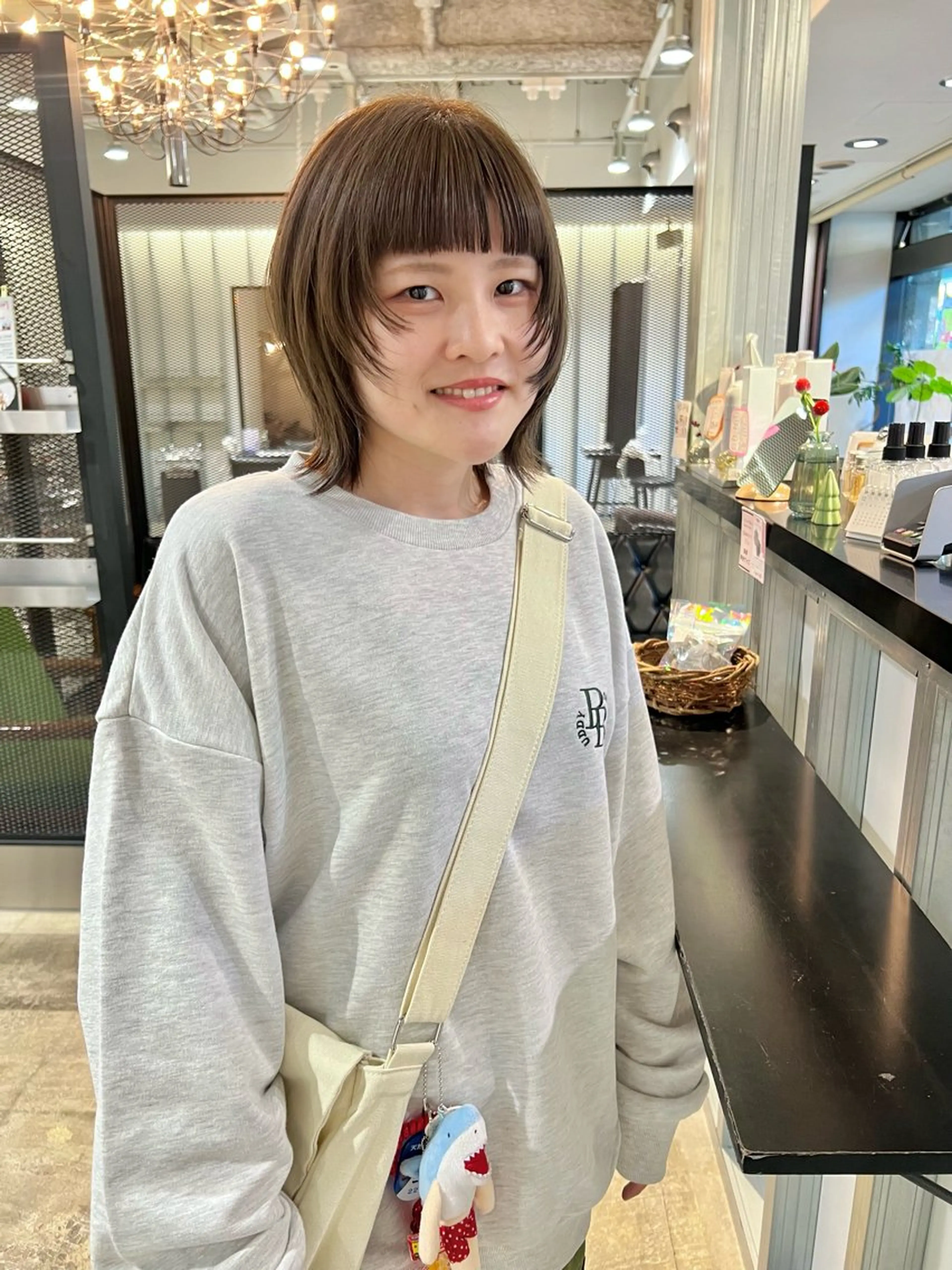 ミディアム カット ヘアカラー 石井 菜々のヘアスタイル