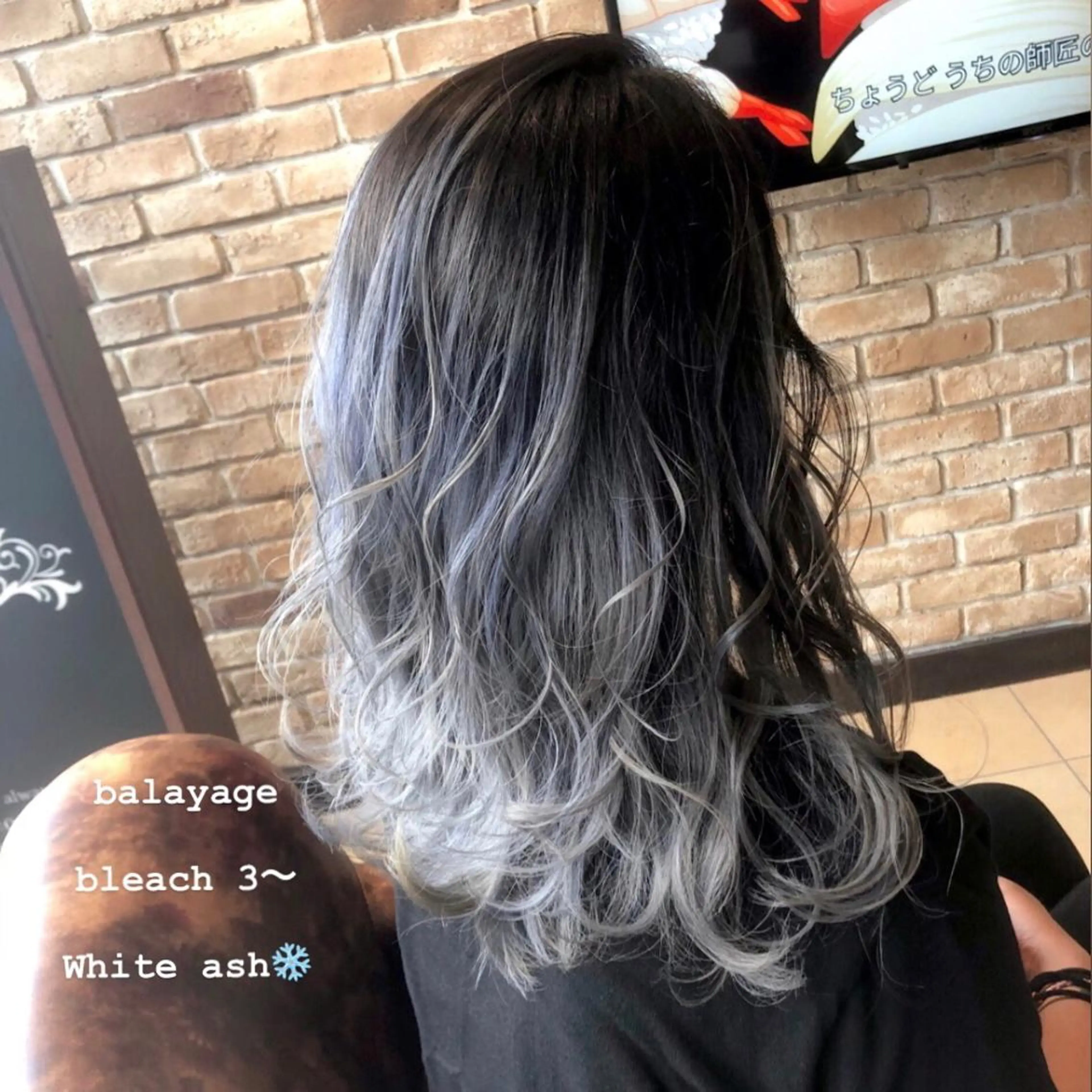 セミロング カラー バレイヤージュ シルバー ホワイトシルバー レイヤーカット ヘアカラー トリートメント Lyhair🦊🎀 AKIのヘアスタイル
