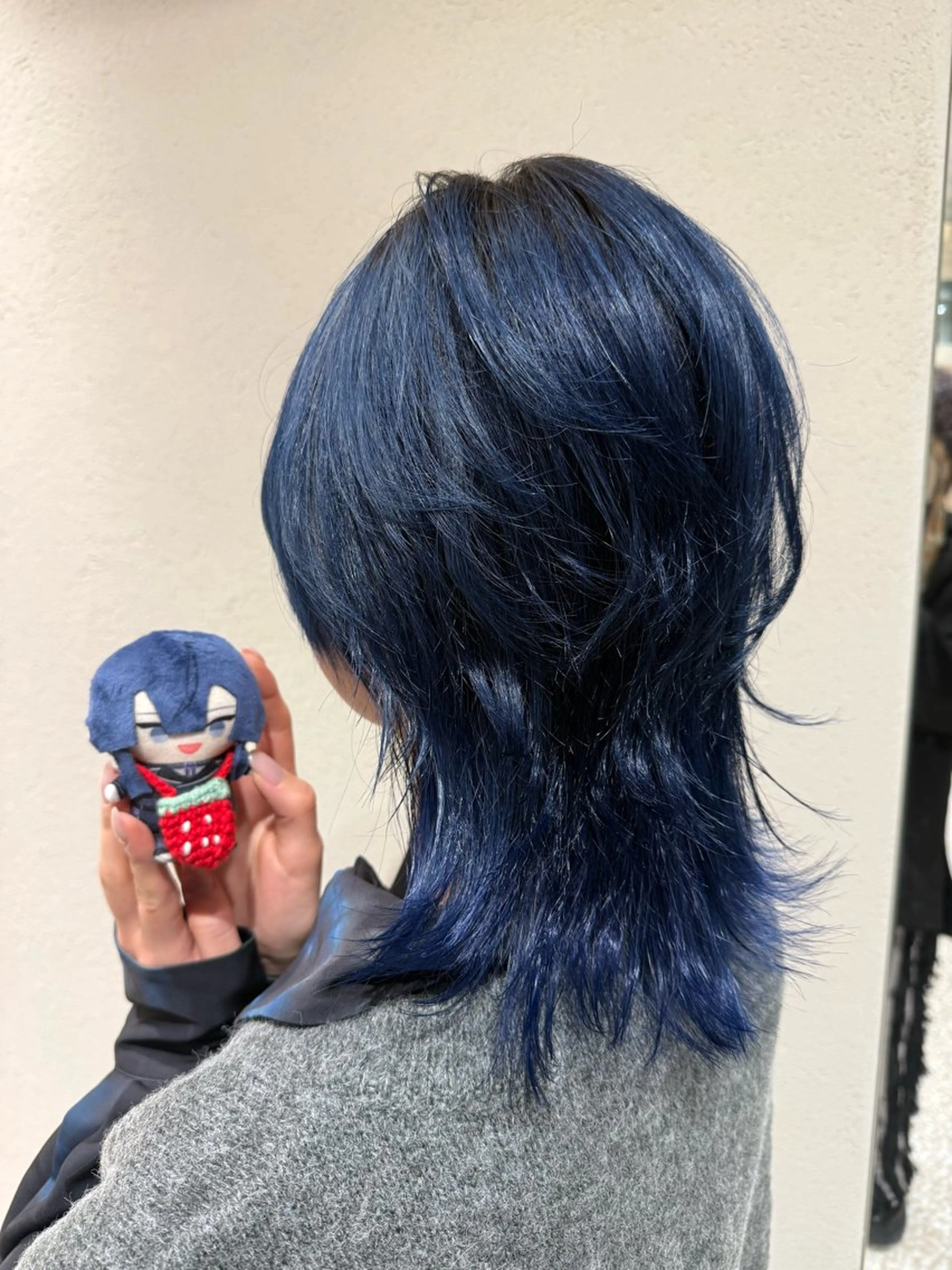 セミロング カラー ブリーチ ブルーカラー ケアブリーチ ダブルカラー ネイビーカラー ヘアカラー トリートメント インナーカラー 推し ブリーチ  髪質改善のヘアスタイル