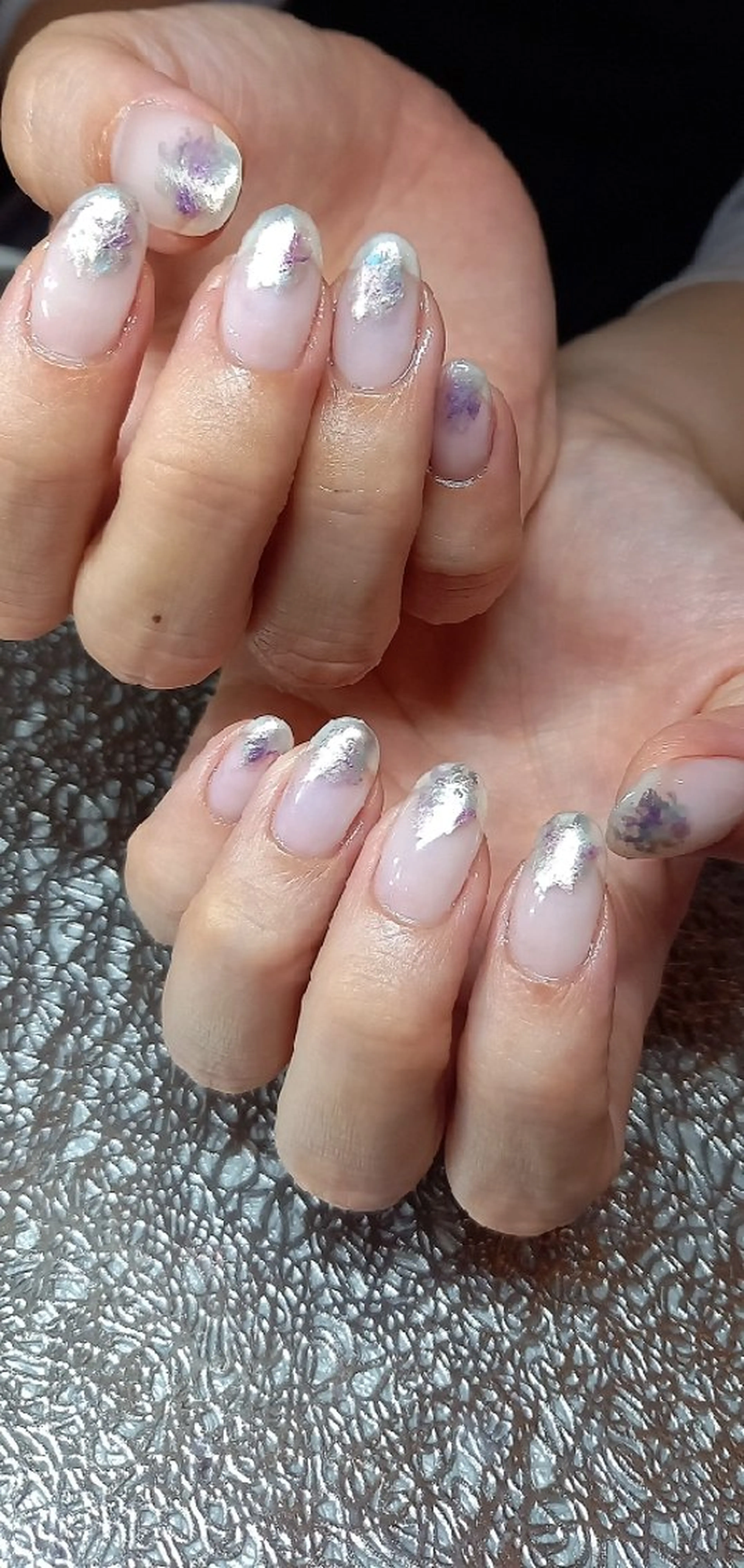 オフ込 ラメ、シェル込込 ニュアンスネイルの写真