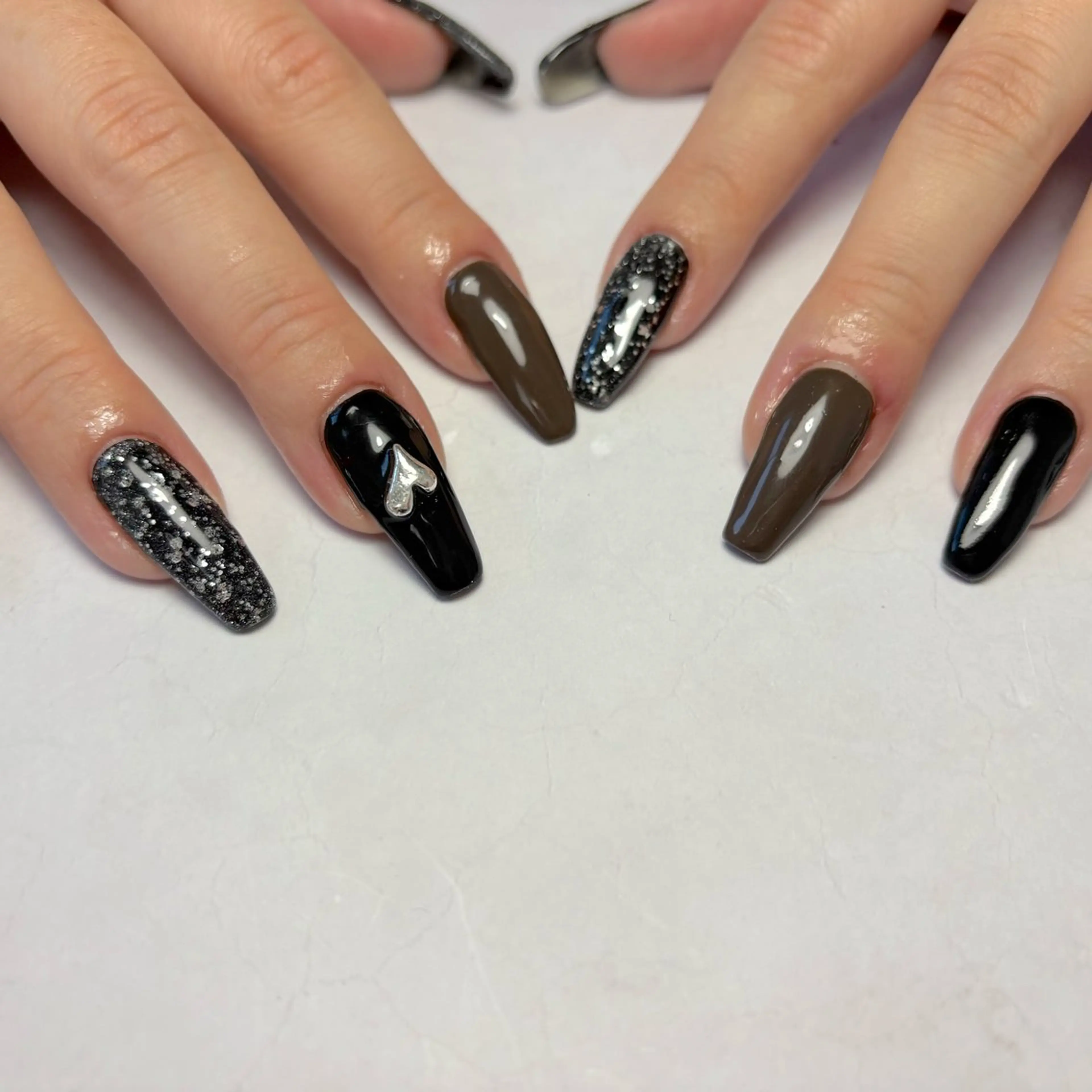 ネイル ブラウン ハート キラキラネイル シンプルネイル 冬ネイル ハンドネイル Nail Salon noiのネイルデザイン