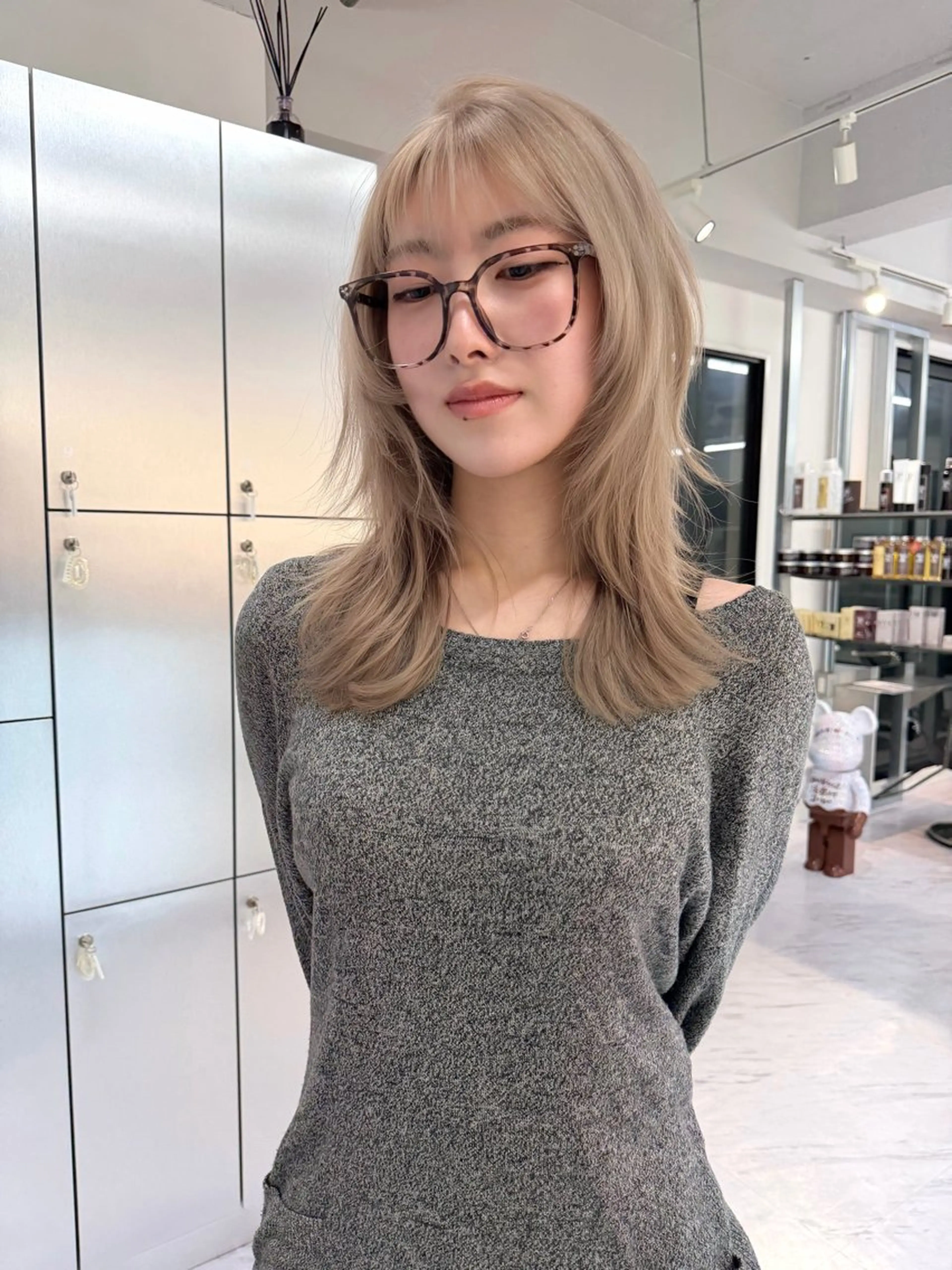 セミロング カラー ベージュカラー ブリーチ ケアブリーチ デザインカラー ダブルカラー カット ヘアカラー トリートメント TATSUブリーチ/ ミルクティーベージュのヘアスタイル