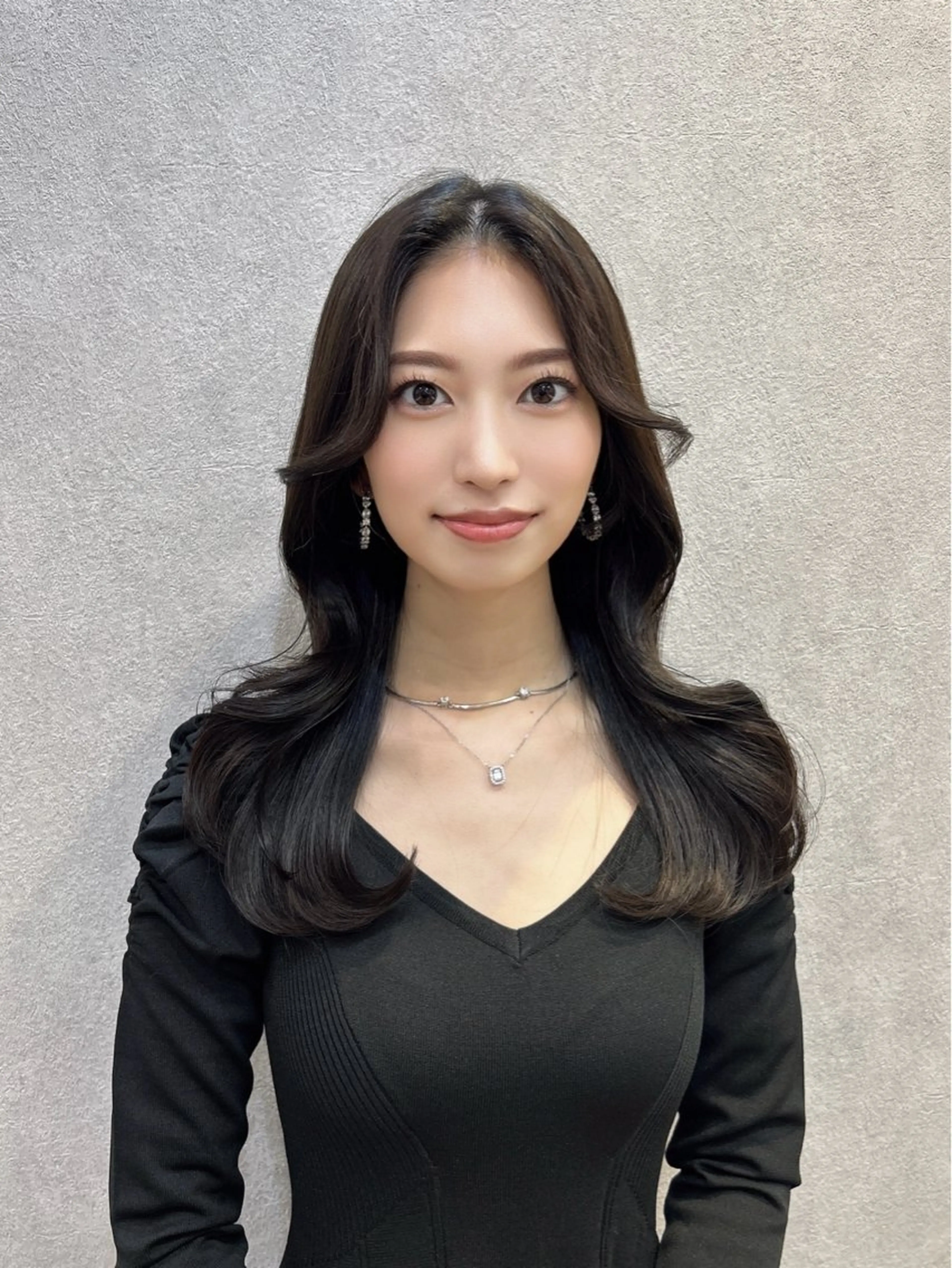 ロング カラー ヘアアレンジ 黒髪 ブルーカラー ブルーブラック くびれヘア 韓国風ヘア 🩷韓国ヘア/ヨシン モリ🩷Maikaのヘアスタイル