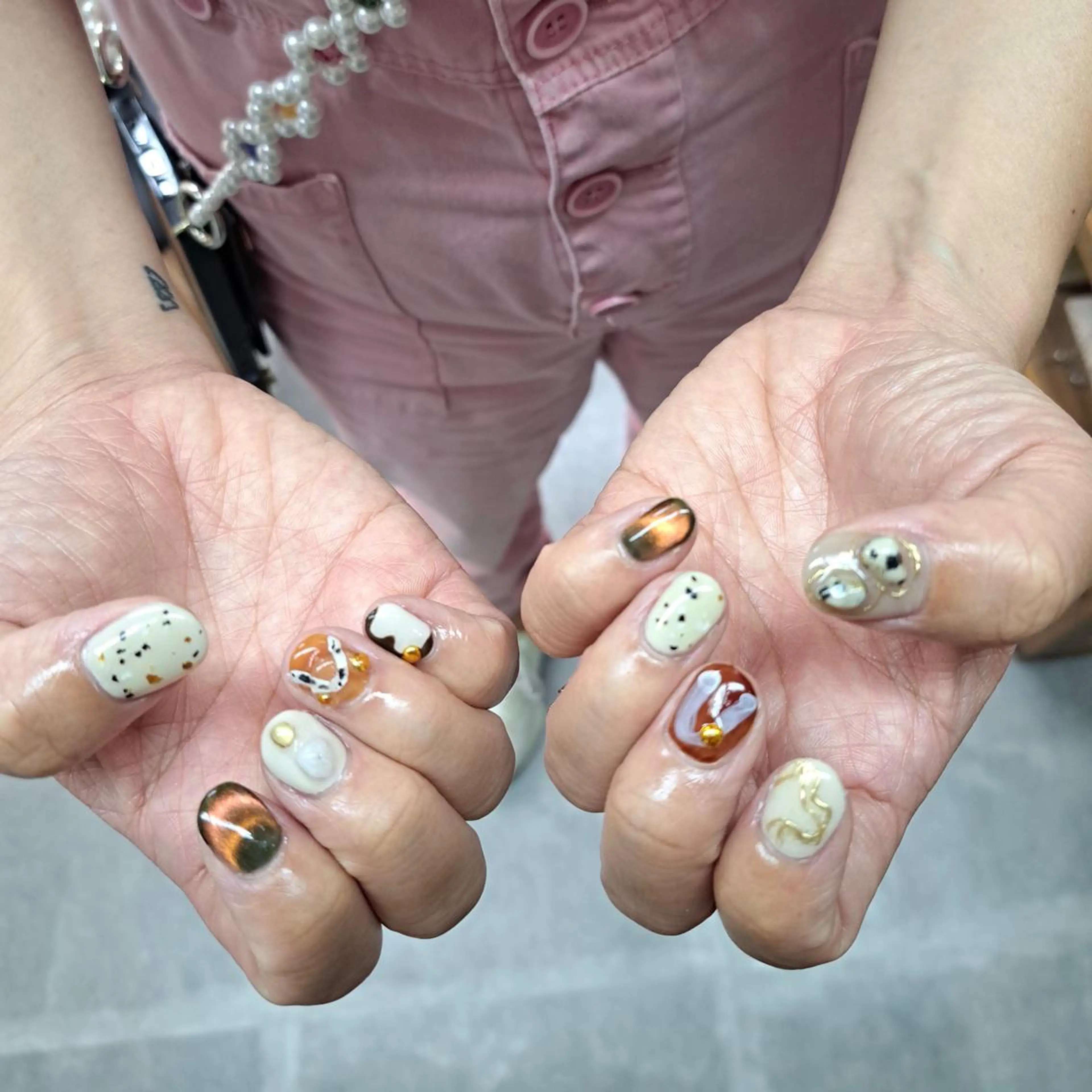 ネイル マグネットネイル ぷっくりネイル スカルプネイル 黄色 ハンドネイル nailstudio eviz新宿店のネイルデザイン