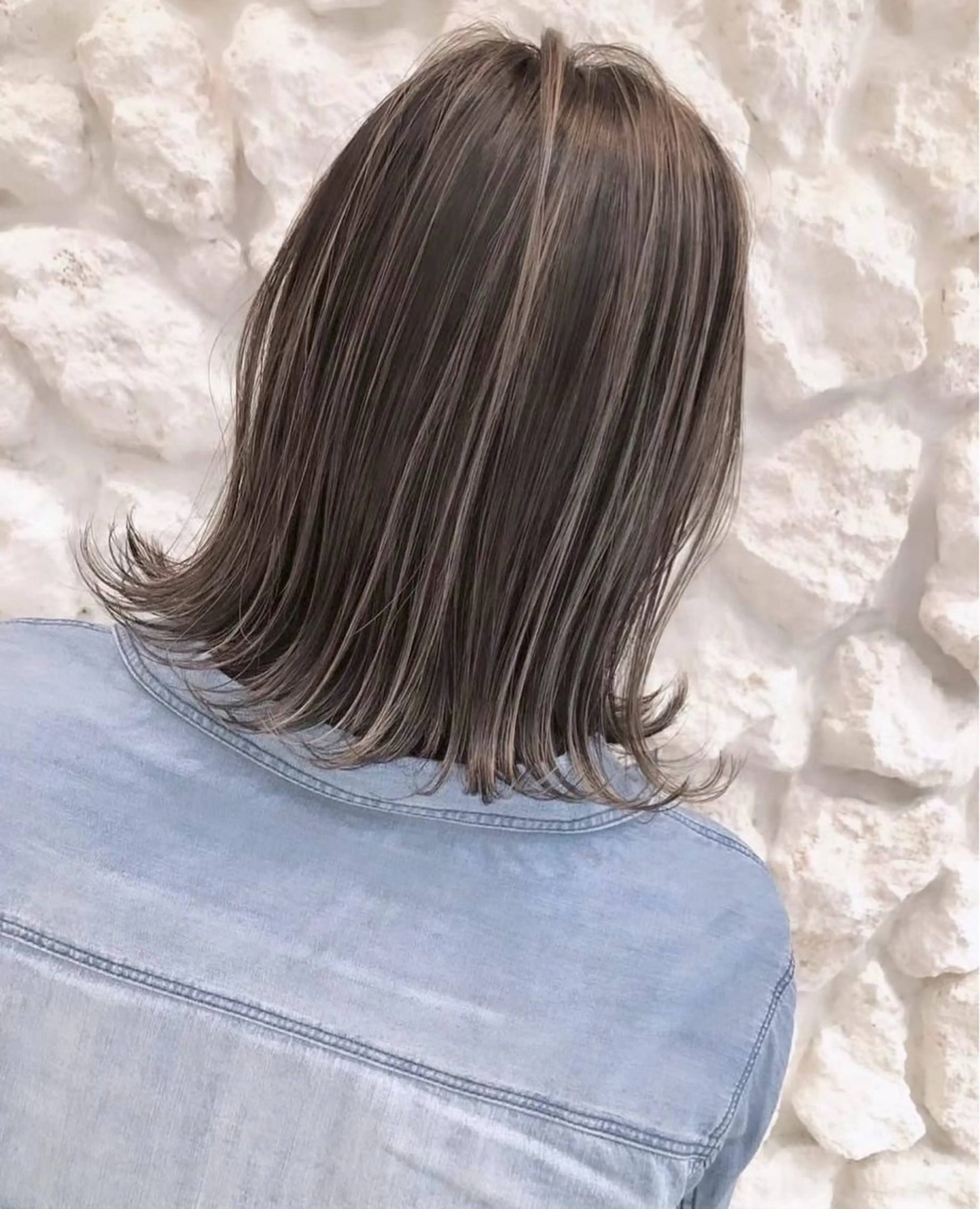 ミディアム カラー パーマ ハイライトカラー ハイライト 外ハネヘア オヤマ アキラのヘアスタイル