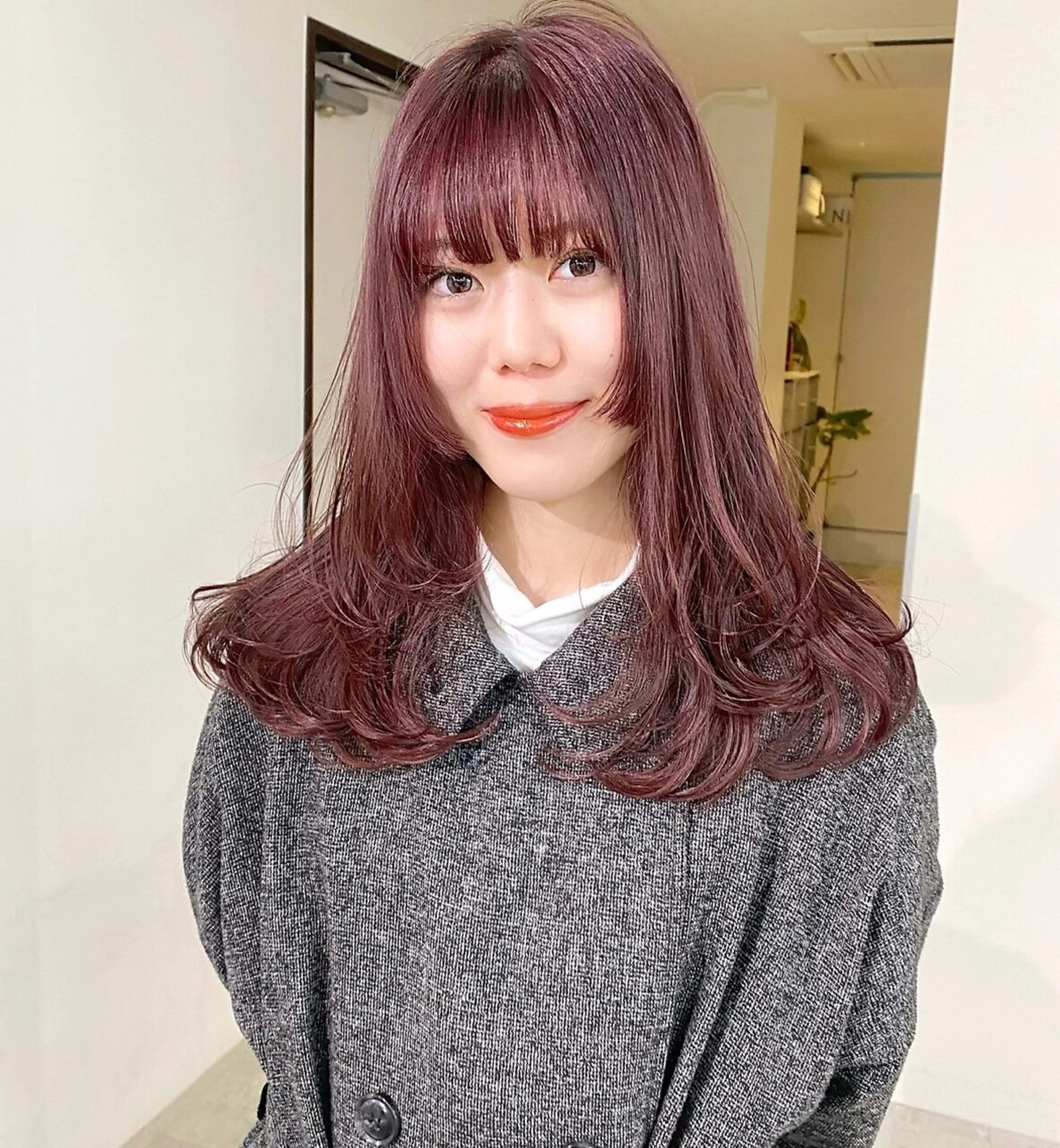 セミロング カット ヘアカラー YAMADA AIKAのヘアスタイル