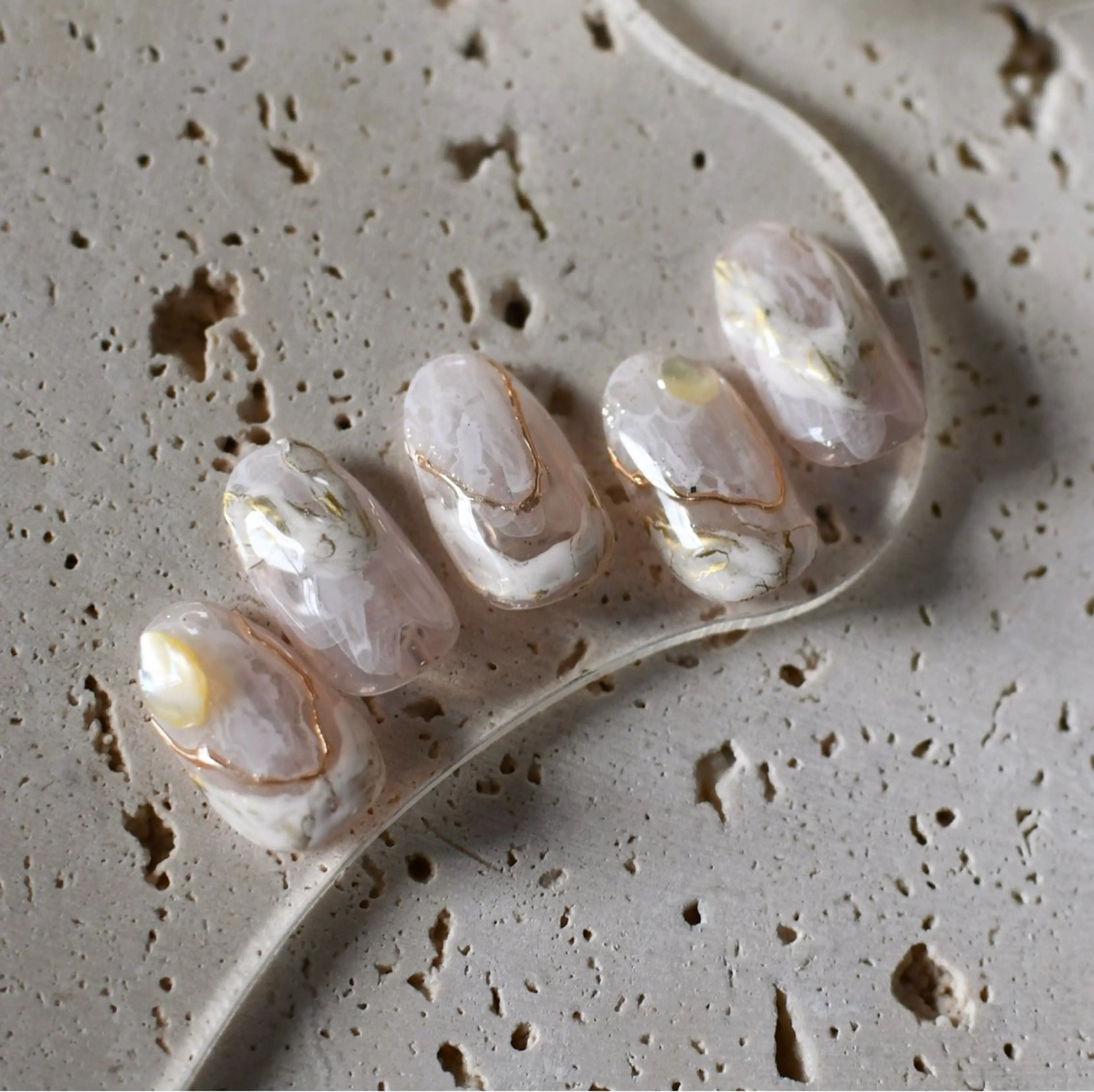 ネイル ラメ(グリッター) ミラーネイル ニュアンスネイル ハンドネイル ハンドケア nuu 栄 / シェアサロン所属・nuu栄 ユキ / 大人ニュアンスのネイルデザイン