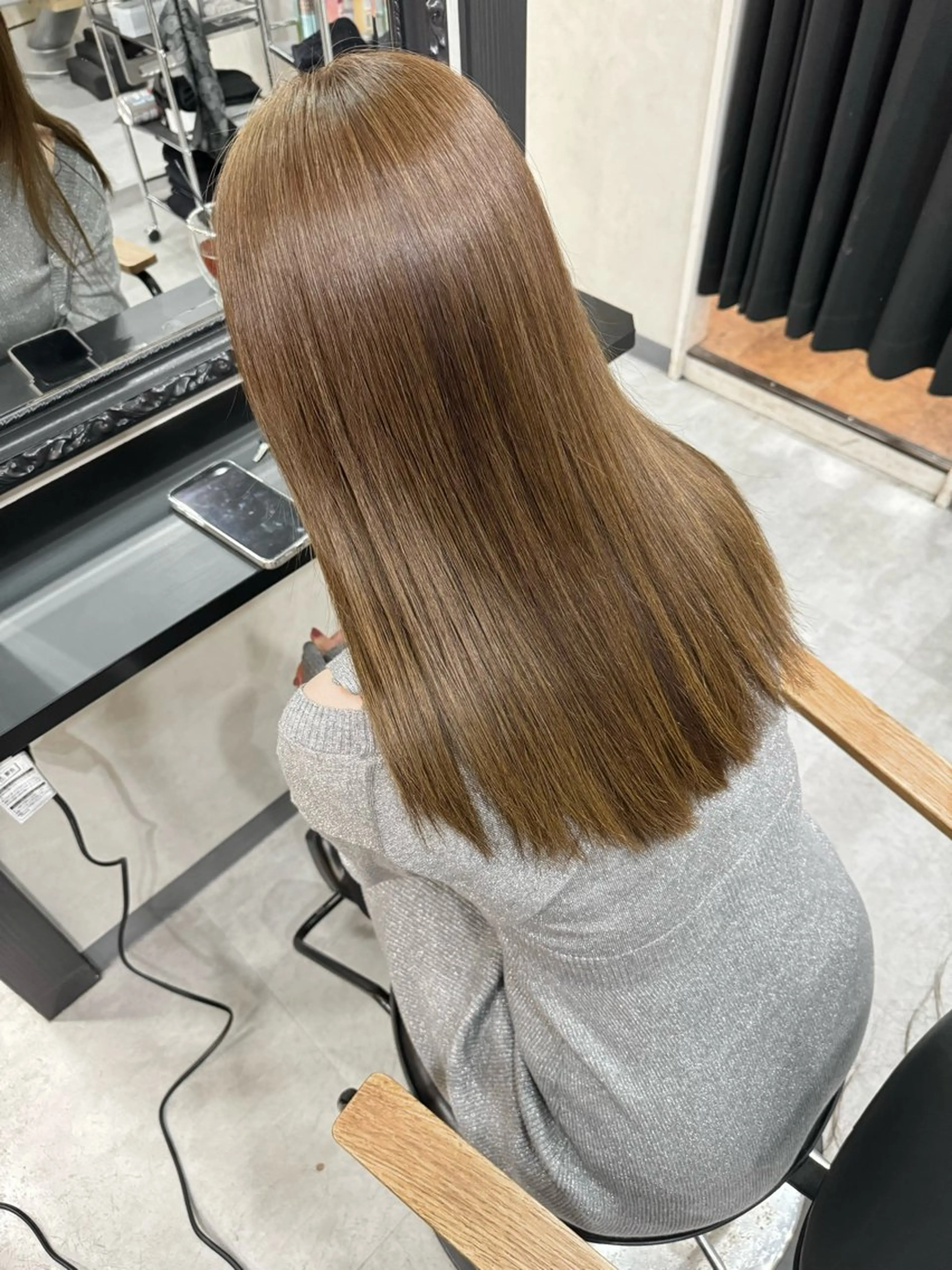 セミロング カラー ブリーチ ブリーチなしカラー 似合わせカット カット ヘアカラー トリートメント 井本翔太.髪質改善. ベージュ.グレージュのヘアスタイル