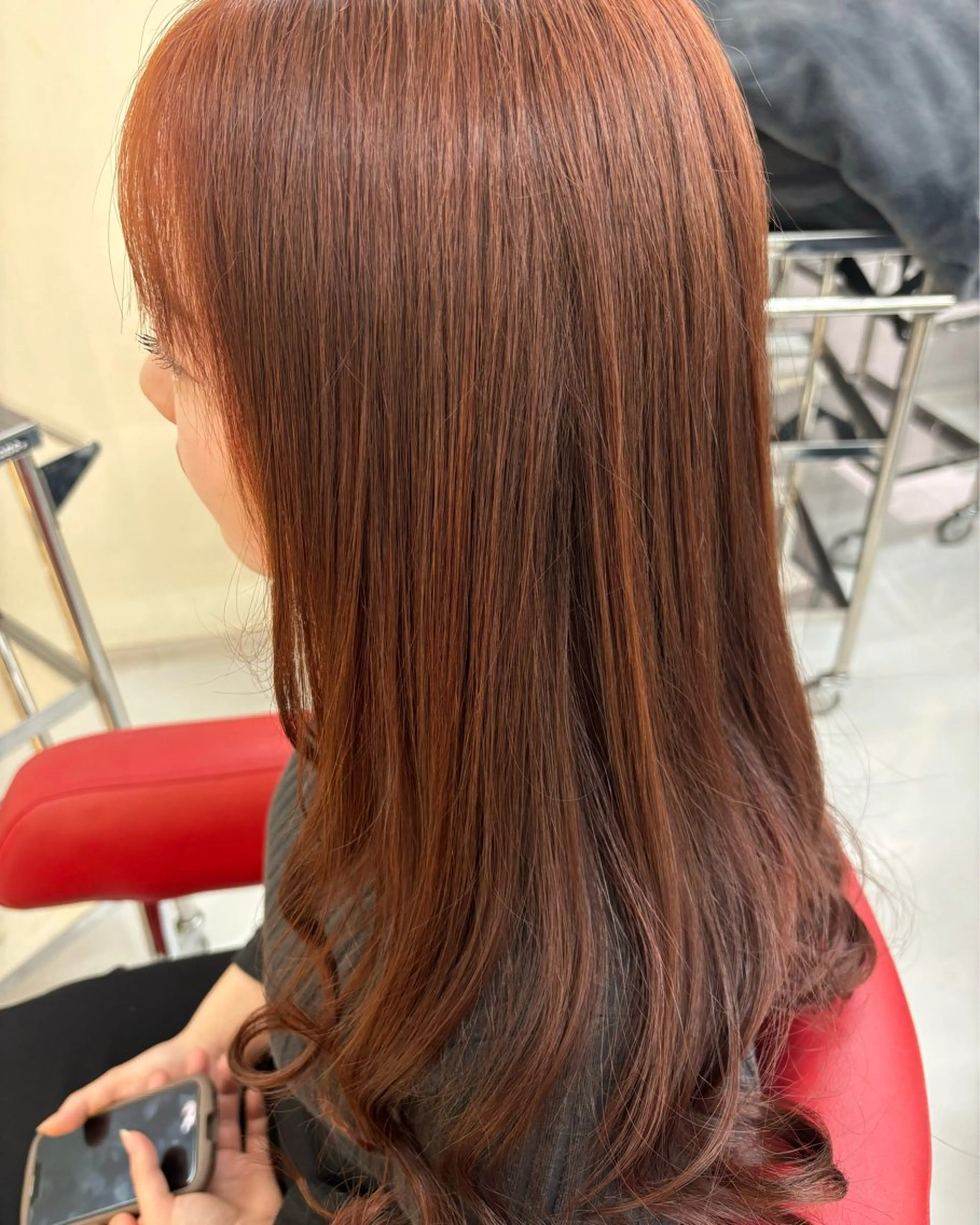 ロング レッドブラウン 長谷川 日南のヘアスタイル