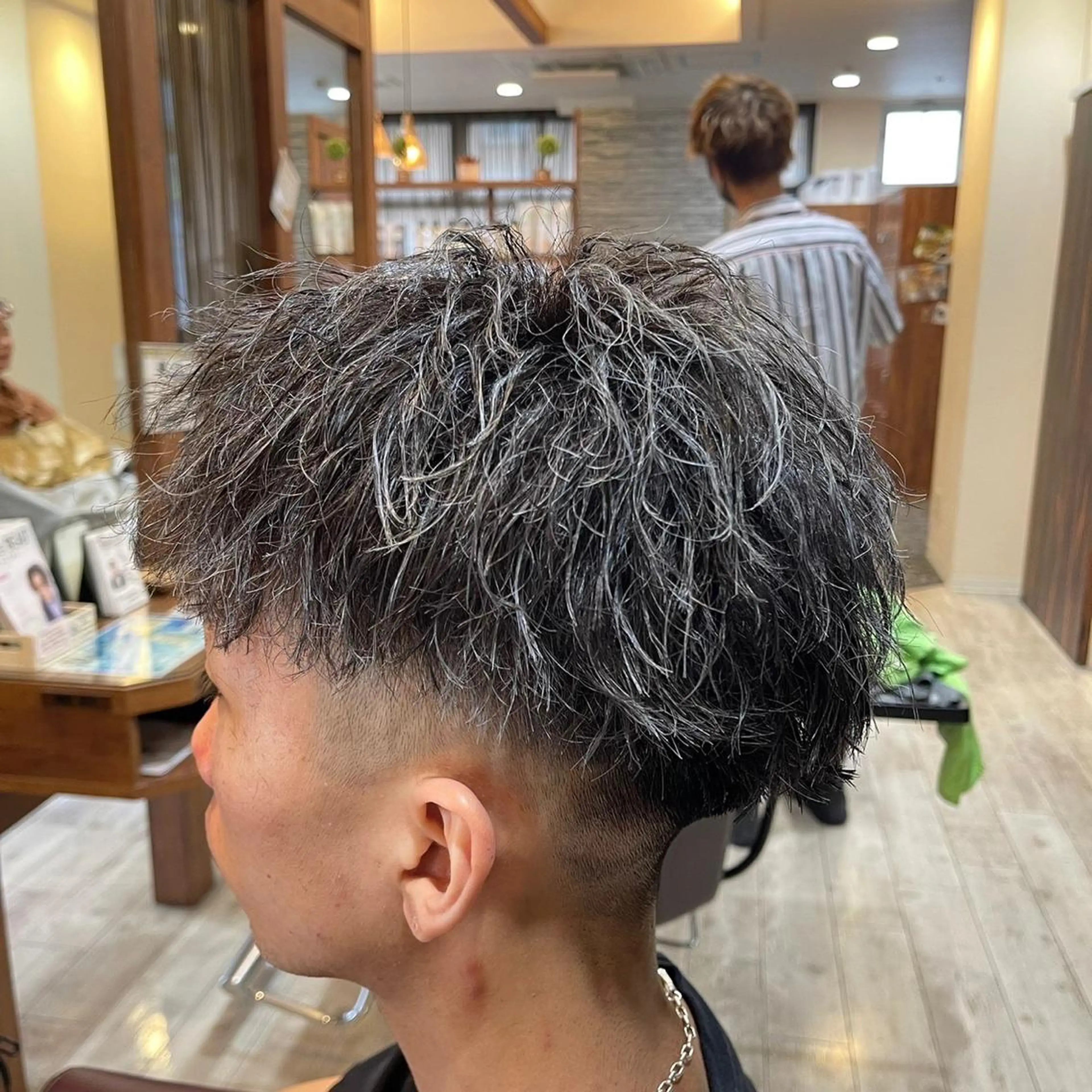 ショート カラー 樽川翔/フェザーパー マ/シャドウパーマのヘアスタイル