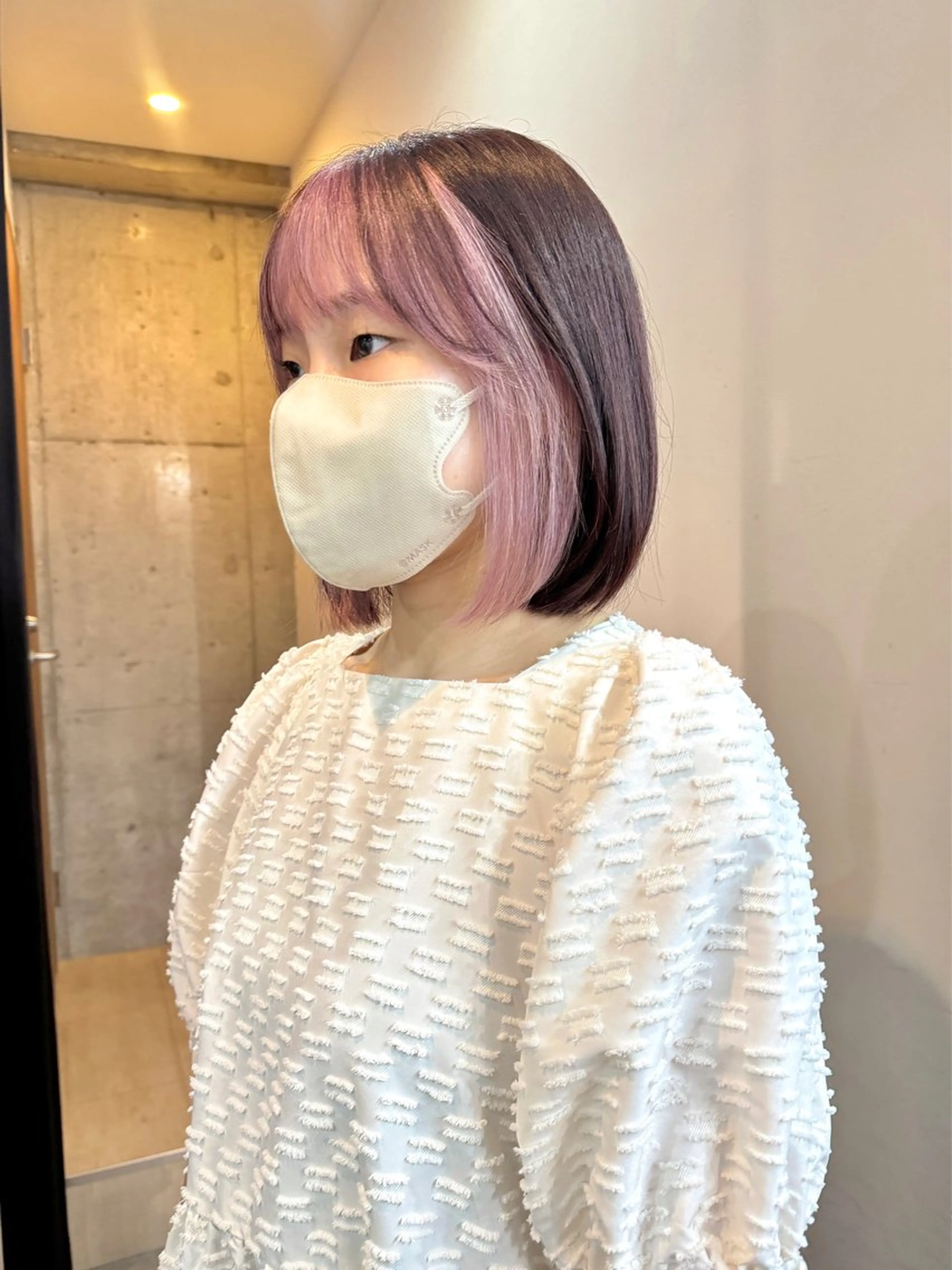 ショート カラー ピンクカラー ホワイトピンク ヘアカラー 切りっぱなしボブ/ ブリーチカラー/大塚のヘアスタイル