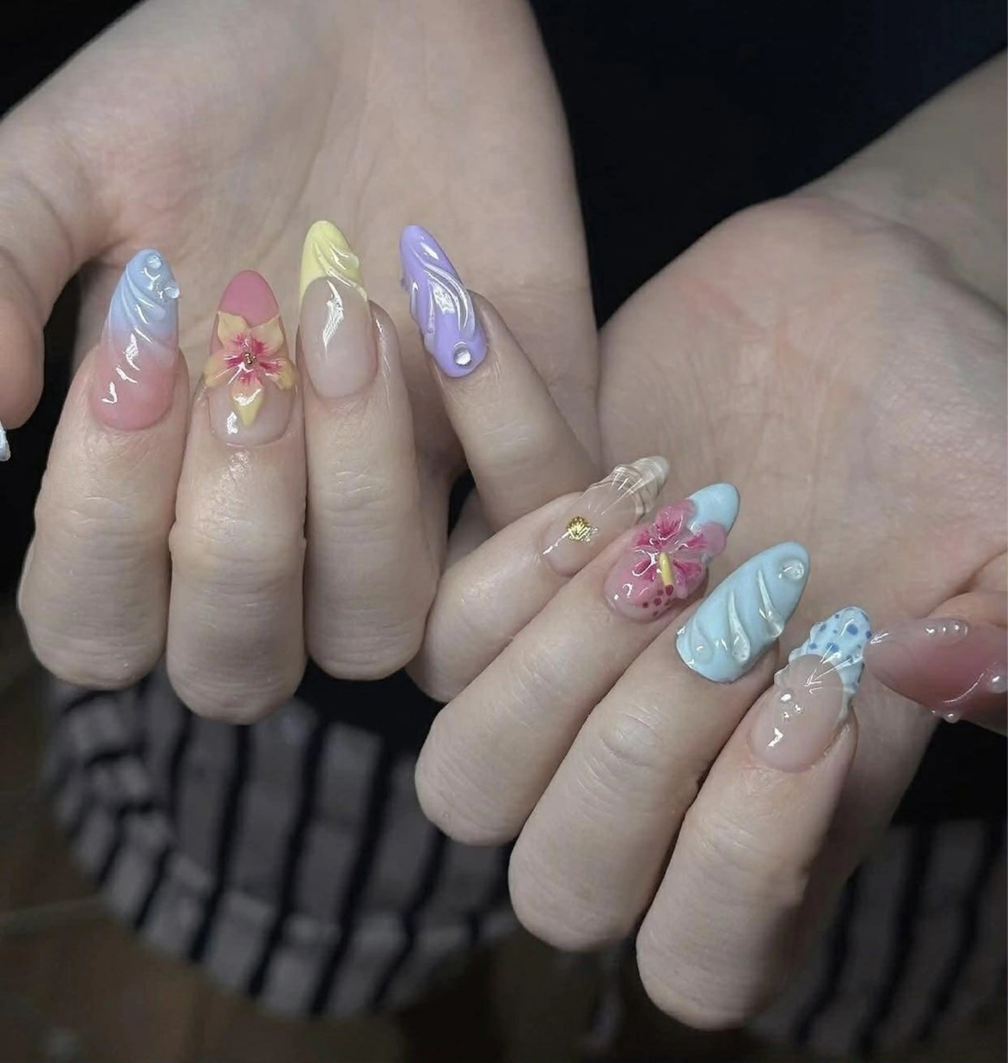 カラー MQueen ネイルサロンのネイルデザイン