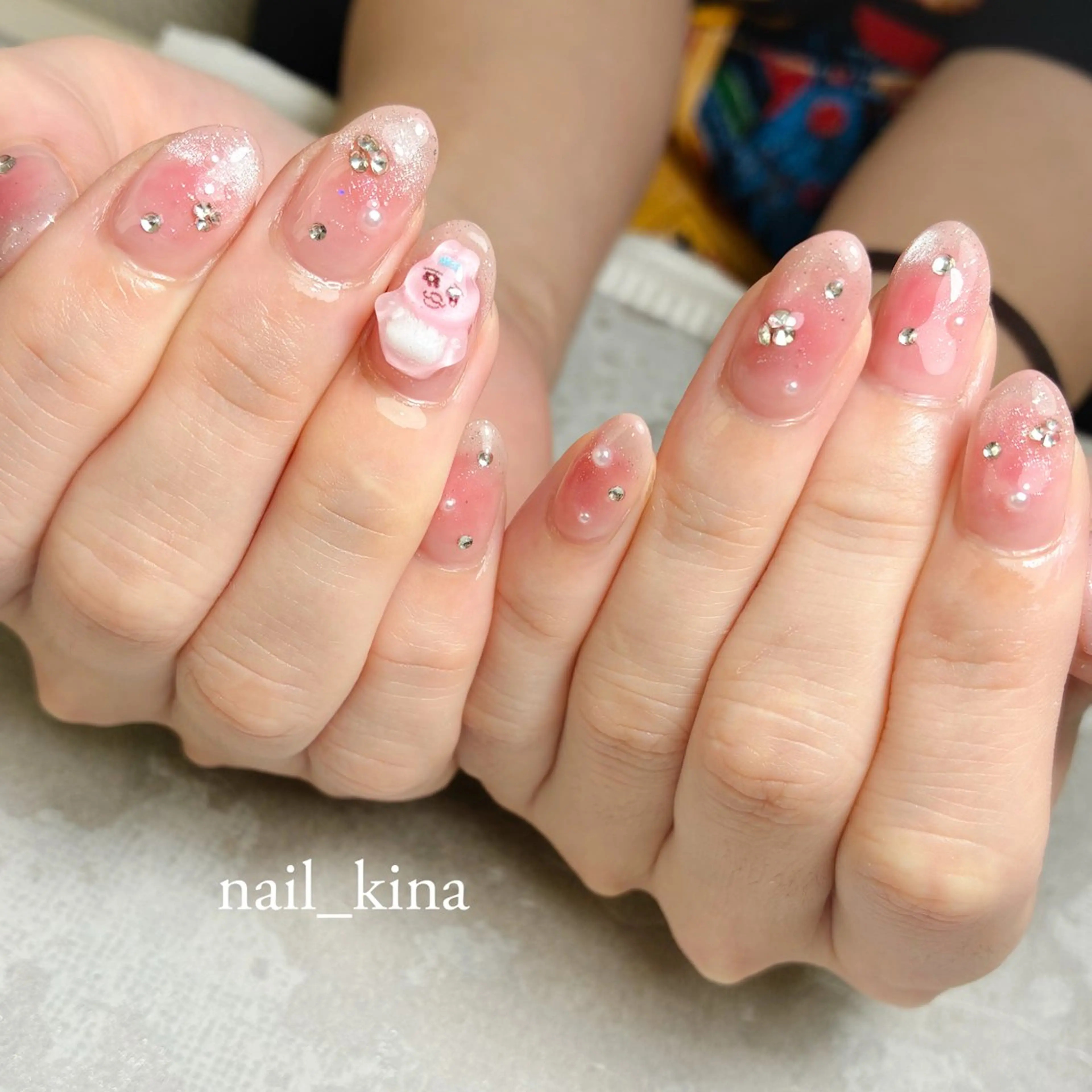 ネイル チークネイル マグネットネイル オフィスネイル ピンク ワンホンネイル nail_ kinaのネイルデザイン