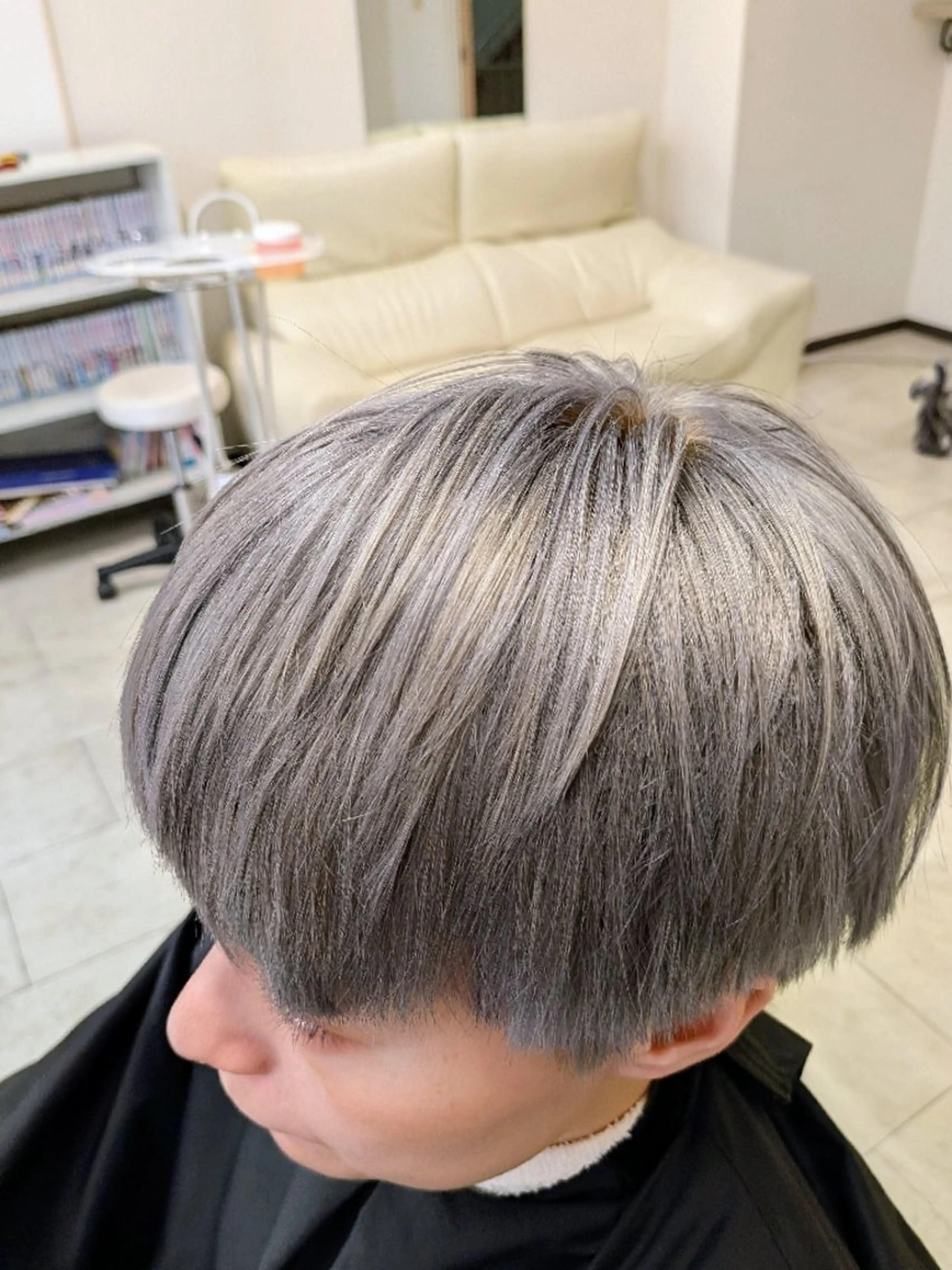 ショート カラー シルバー ヘアカラー 長谷川 誠志のヘアスタイル