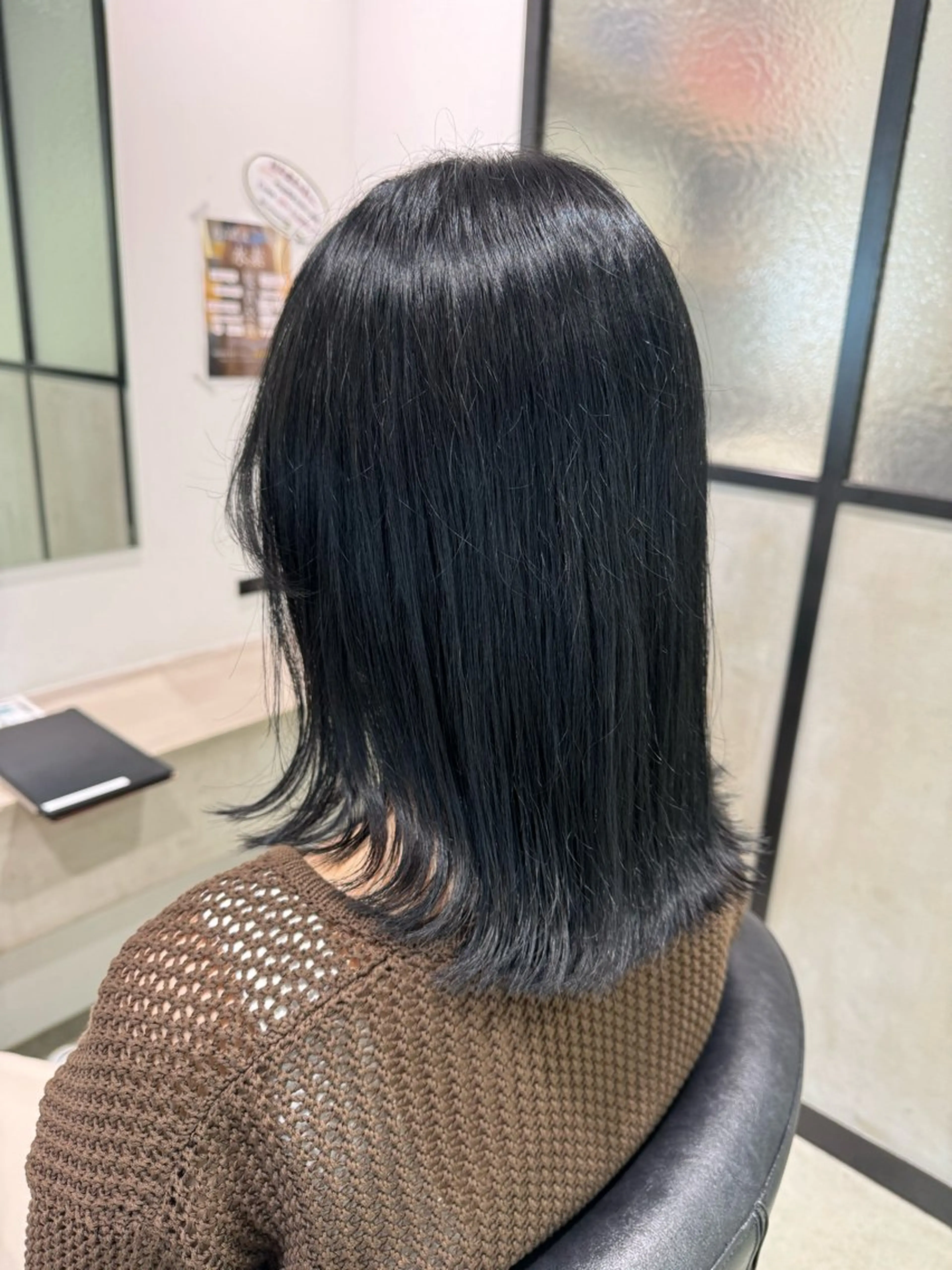 ミディアム カラー 黒髪 ブルーカラー ブルーブラック 外ハネヘア カット ヘアカラー トリートメント 神野 れなのヘアスタイル