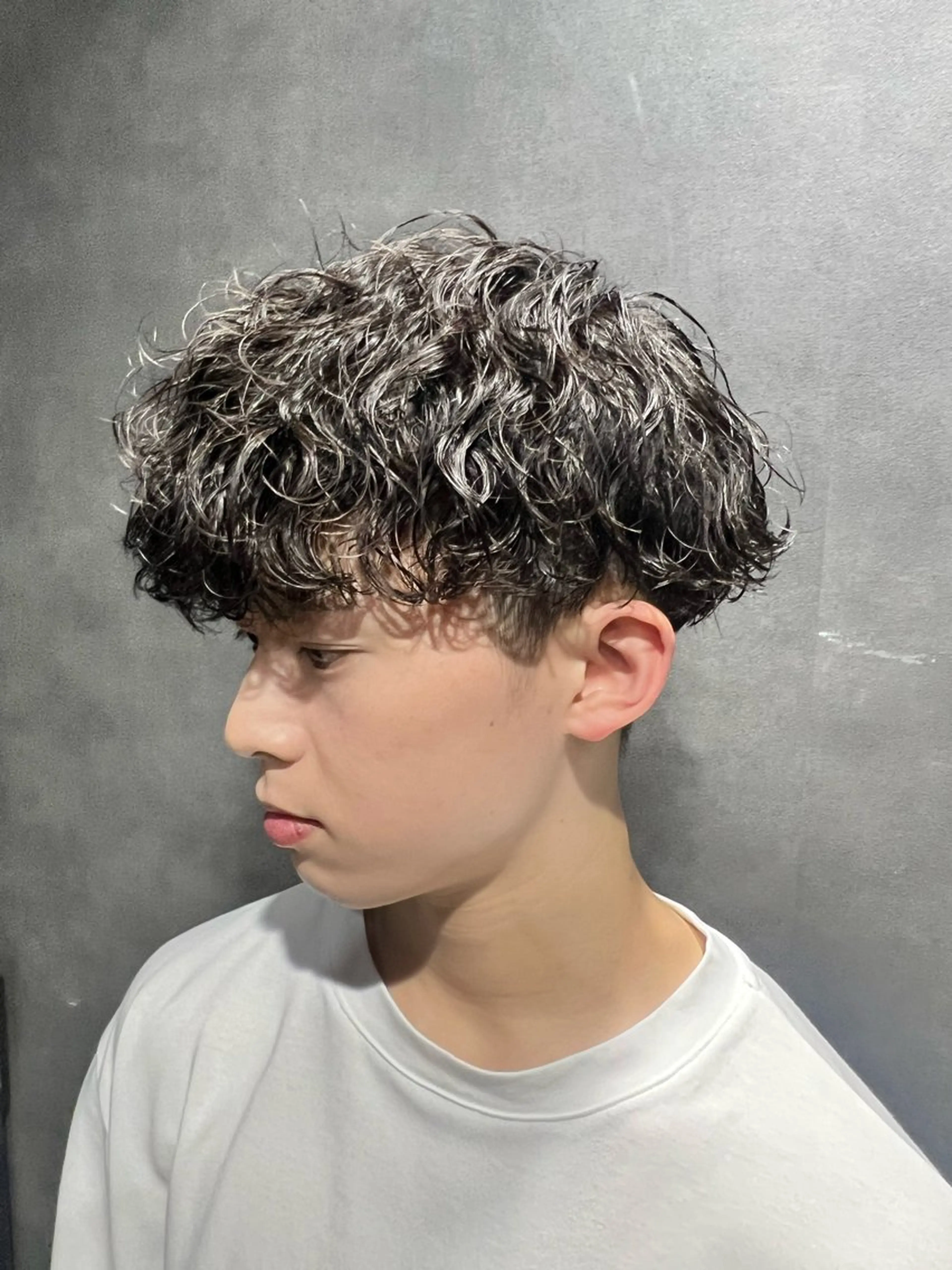 ショート カラー パーマ ヘアアレンジ メンズ センターパート メンズハイライト メンズメッシュ マッシュ メンズパーマ 仕上がり満足度No. 1🔥BLUCK🔥のヘアスタイル