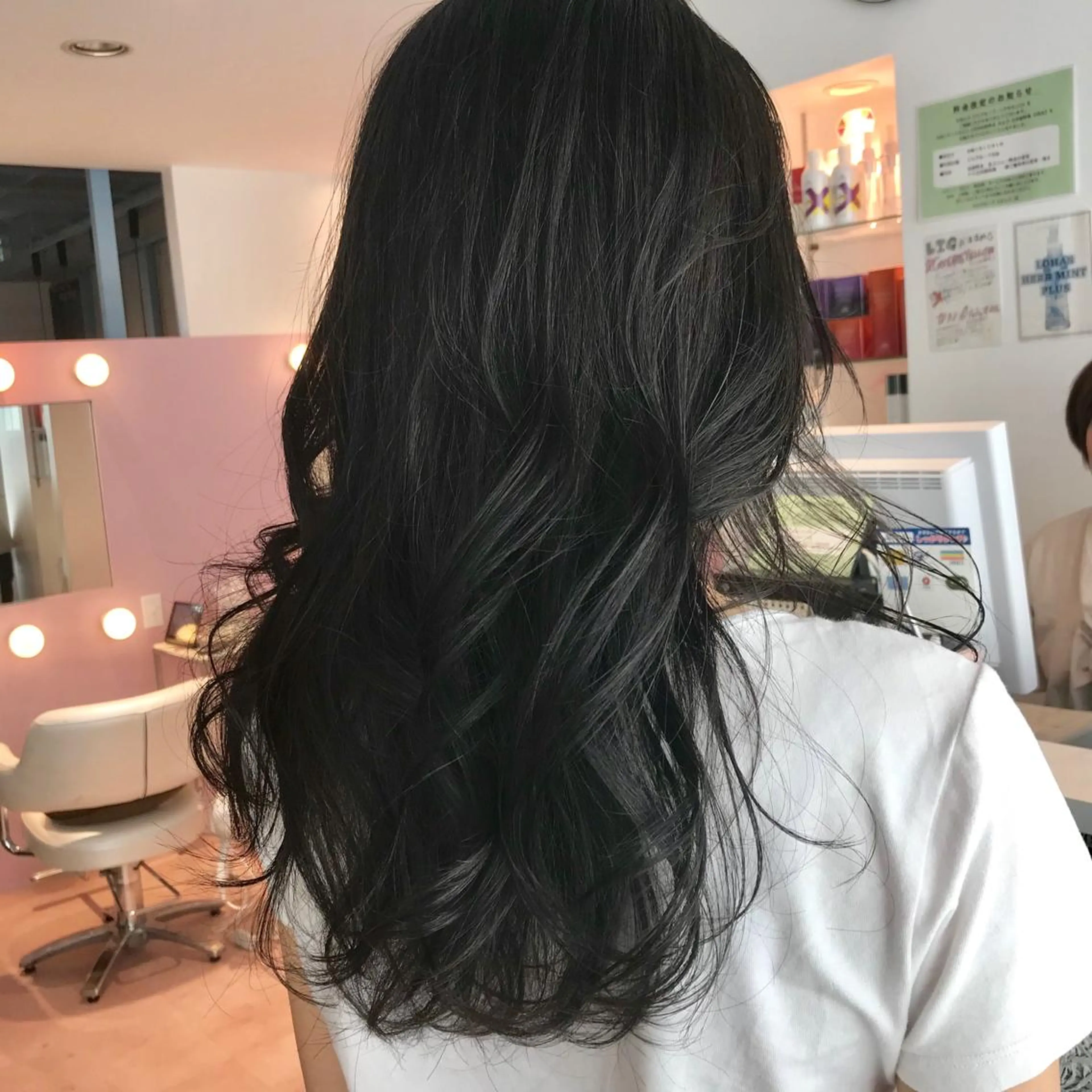 セミロング アッシュ ハイライト カット ヘアカラー トリートメント 所渉/韓国レイヤー /ウルフカットのヘアスタイル