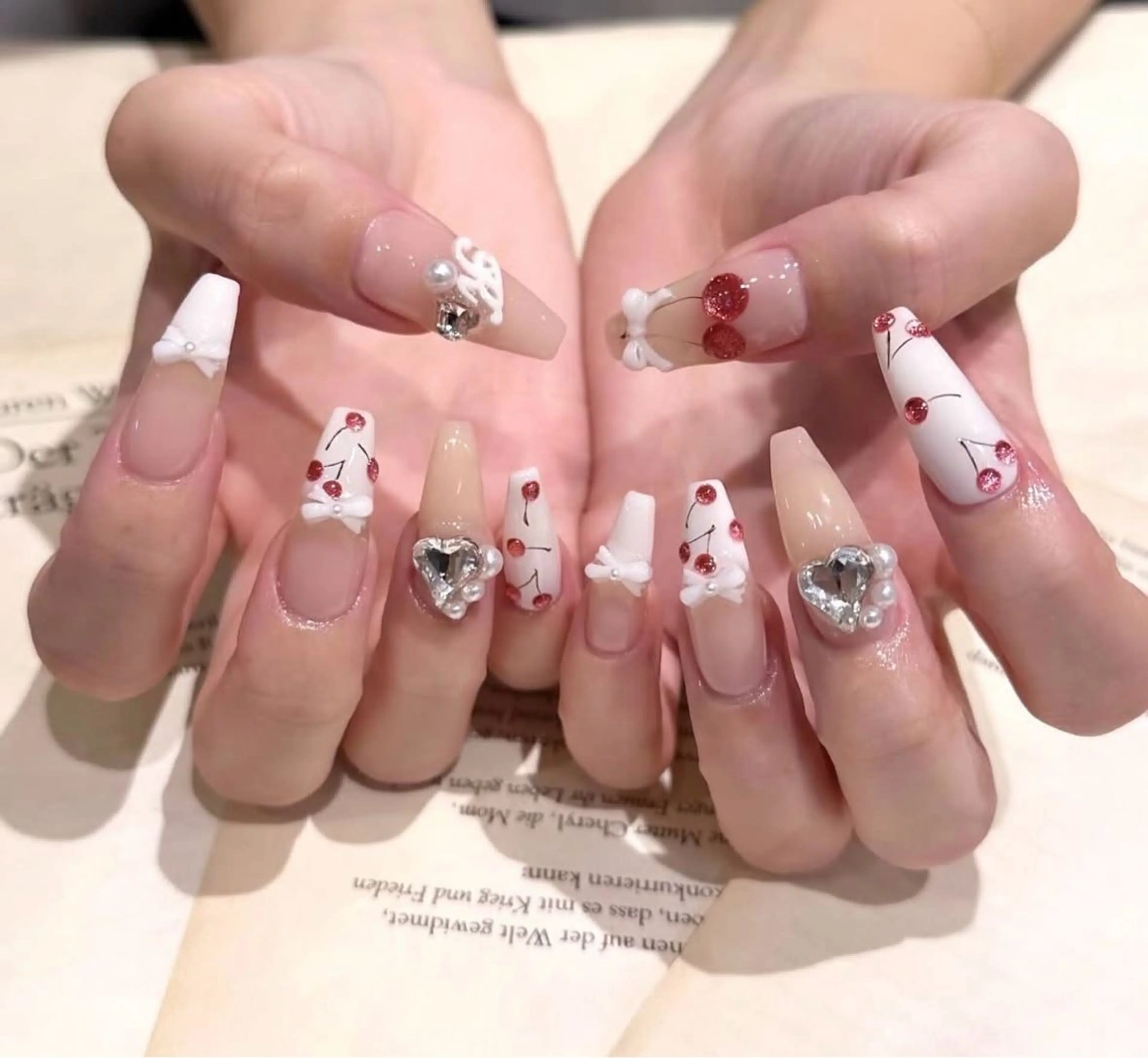 ネイル キラキラネイル 韓国ネイル ロングネイル ワンホンネイル ハンドネイル Josie nail salonのネイルデザイン