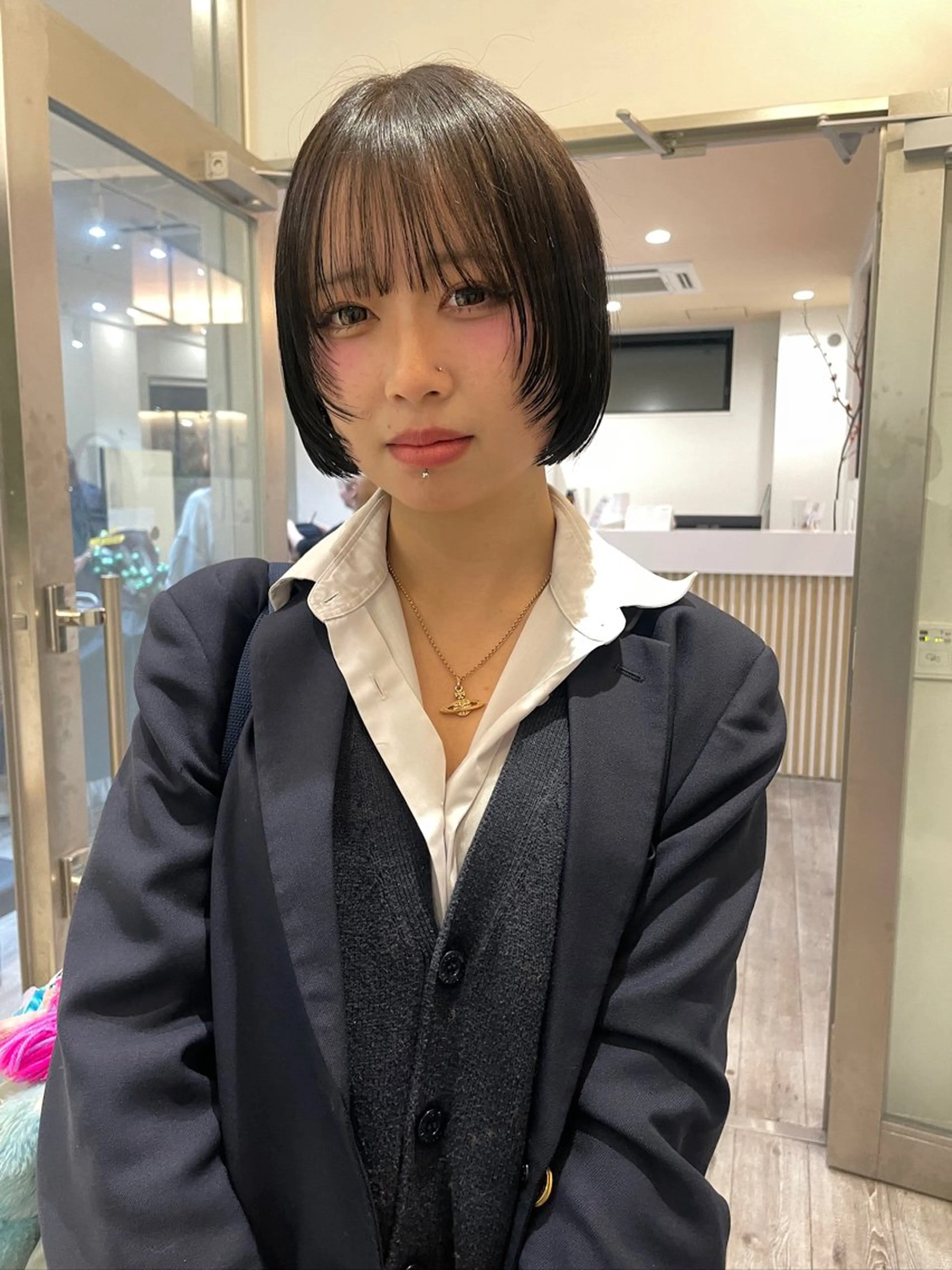 ショート カラー ブラウンカラー チョコレートブラウン 透明感カラー ボブ 顔まわりレイヤー 抜け感ボブ×パーマ ｜kazaneのヘアスタイル