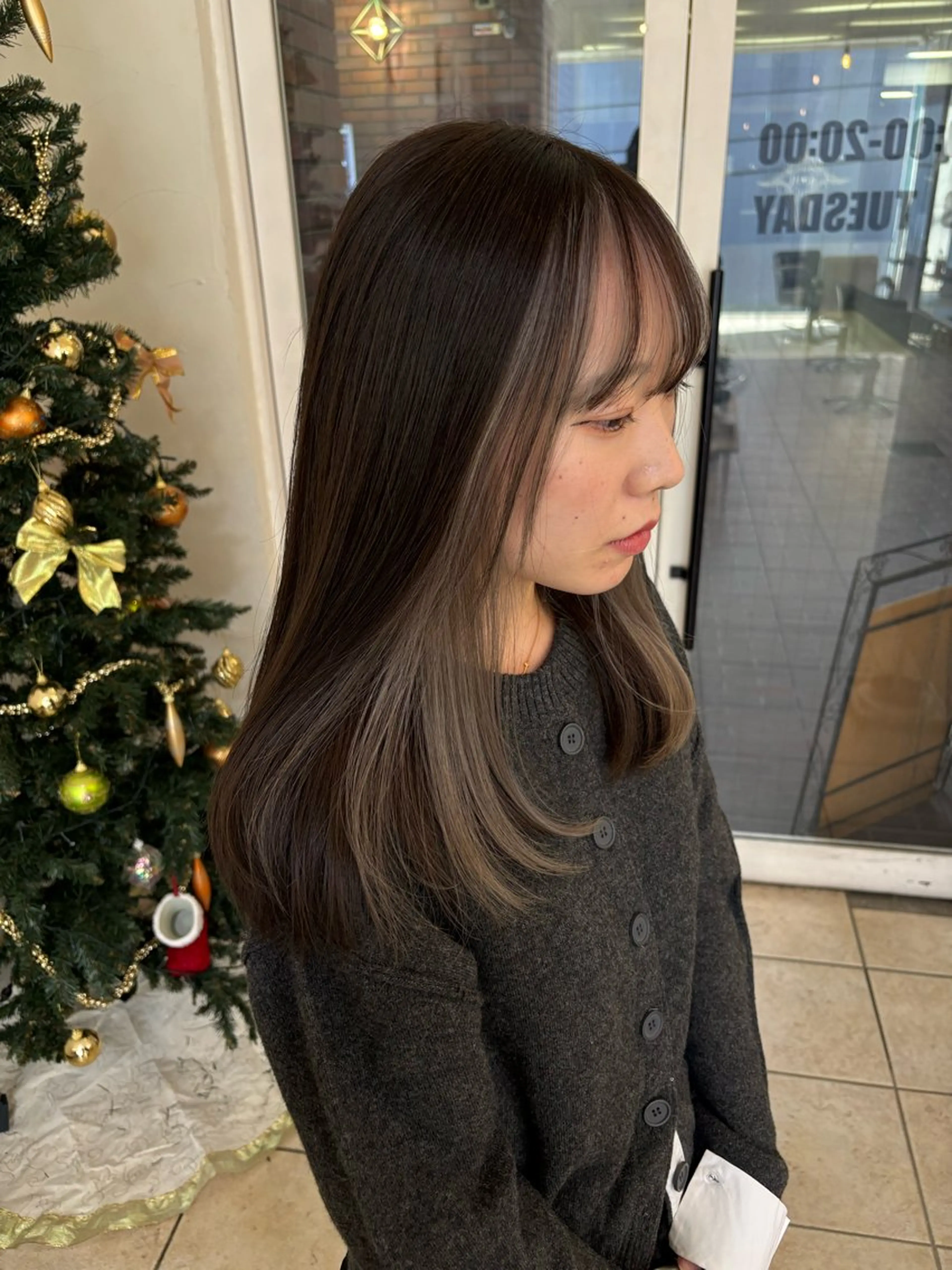 セミロング カラー ヘアカラー トリートメント スズキ ユウナのヘアスタイル