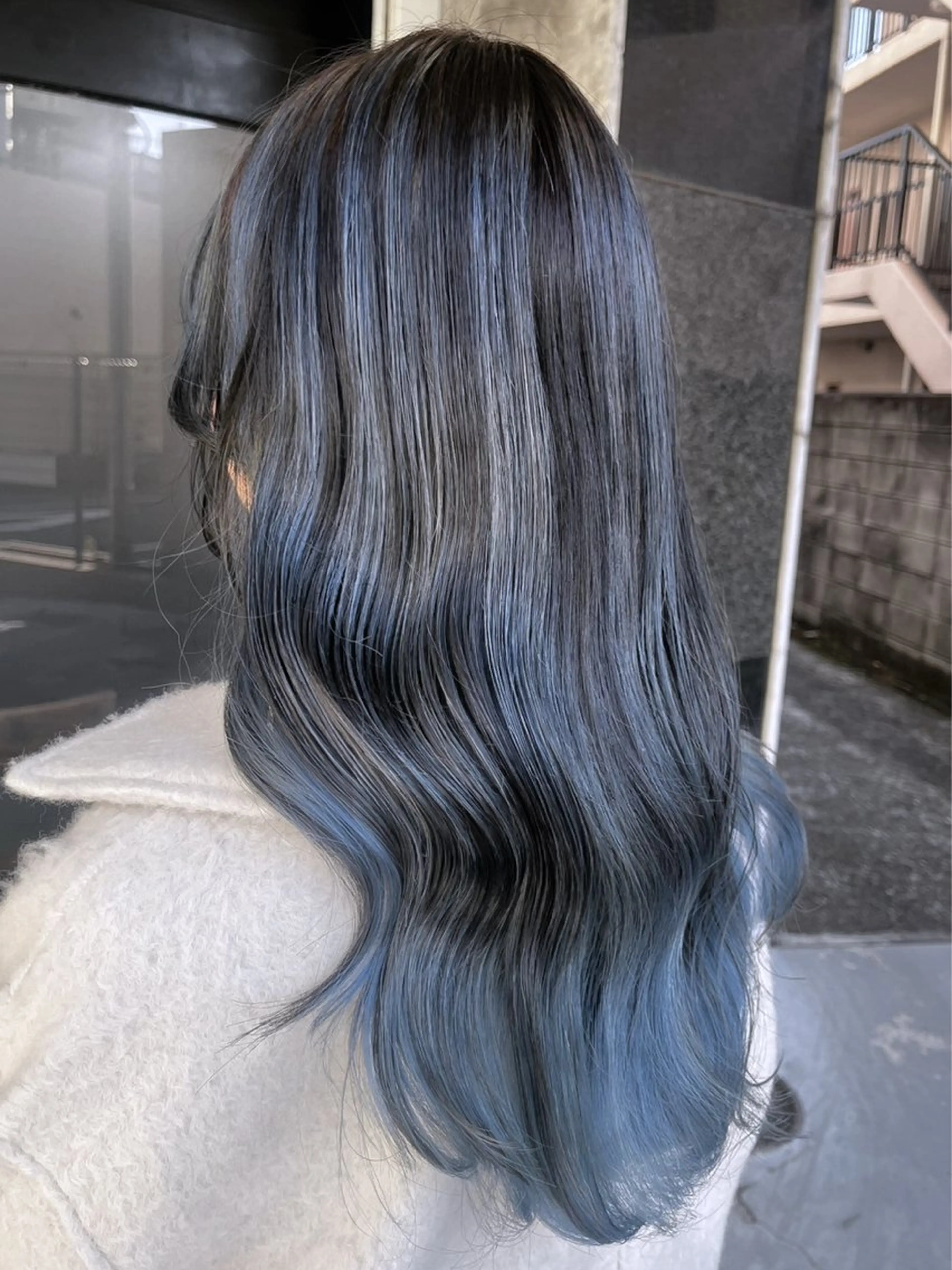 ロング カラー バレイヤージュ ブリーチ ブルーカラー ハイトーンカラー ブリーチなしカラー カット ヘアカラー トリートメント ハイトーン/韓国風/ 艶髪/吉祥寺のヘアスタイル