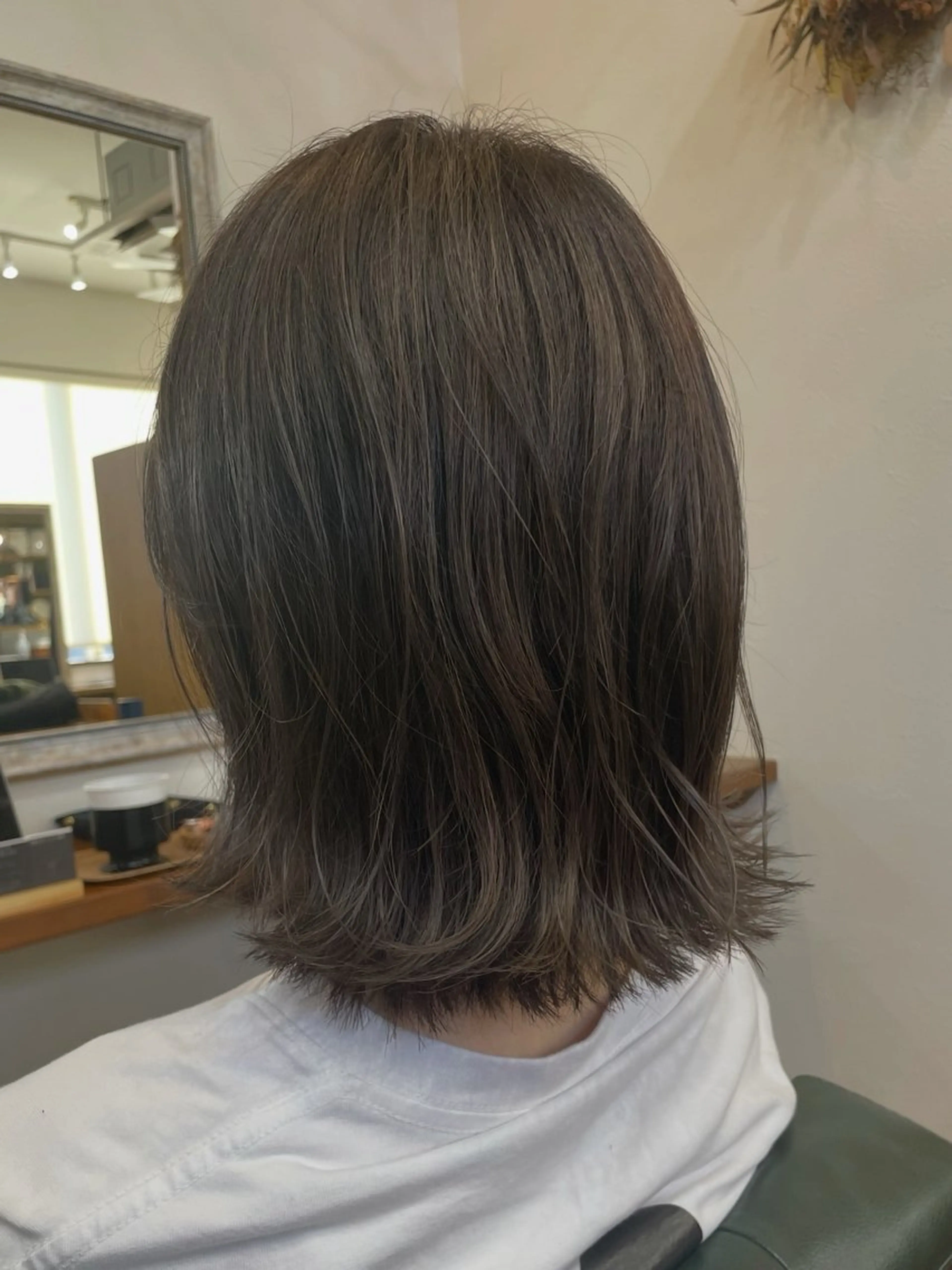 ミディアム カラー 三上 諒のヘアスタイル