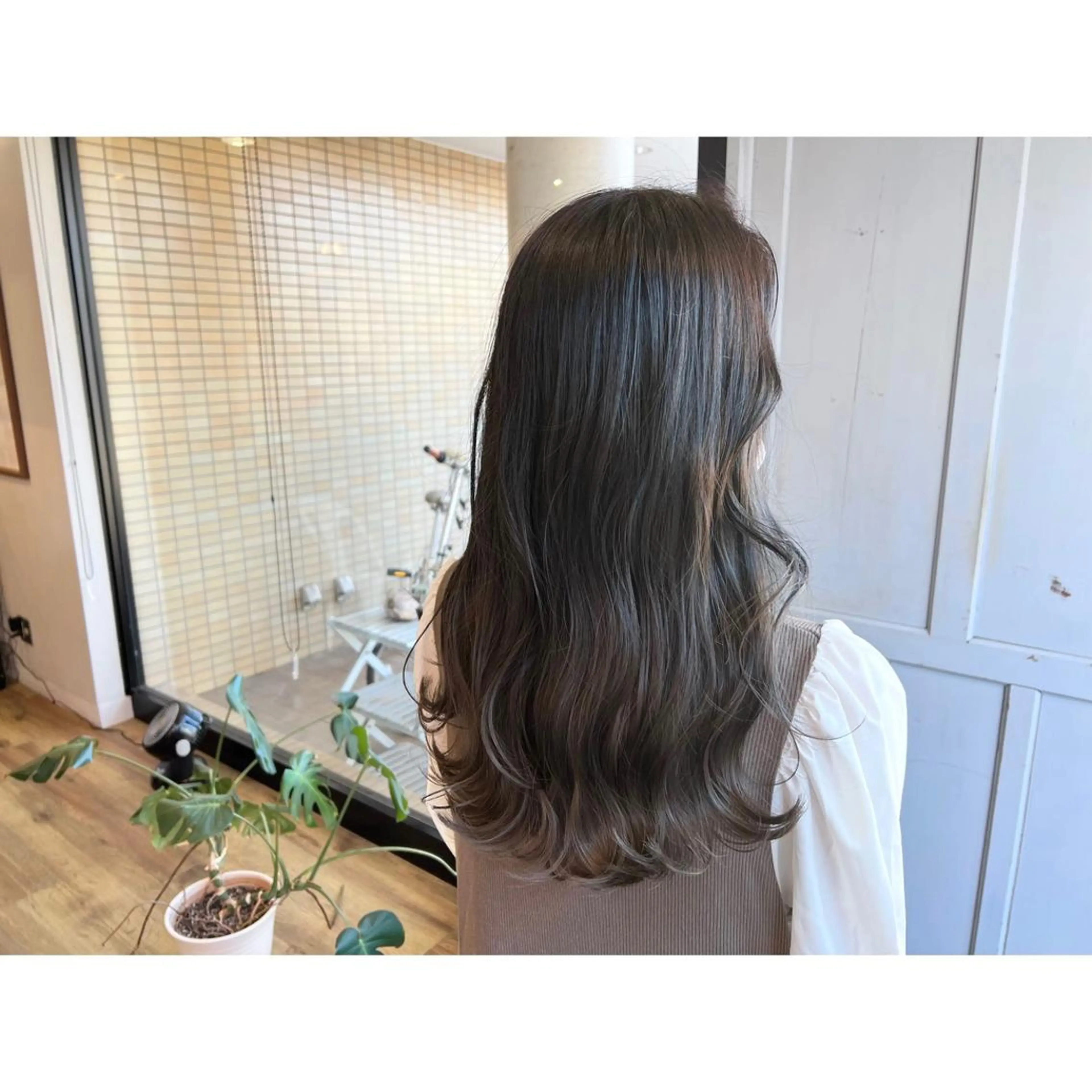 ロング カラー グラデーションカラー グレージュ ツキダテ ユイのヘアスタイル