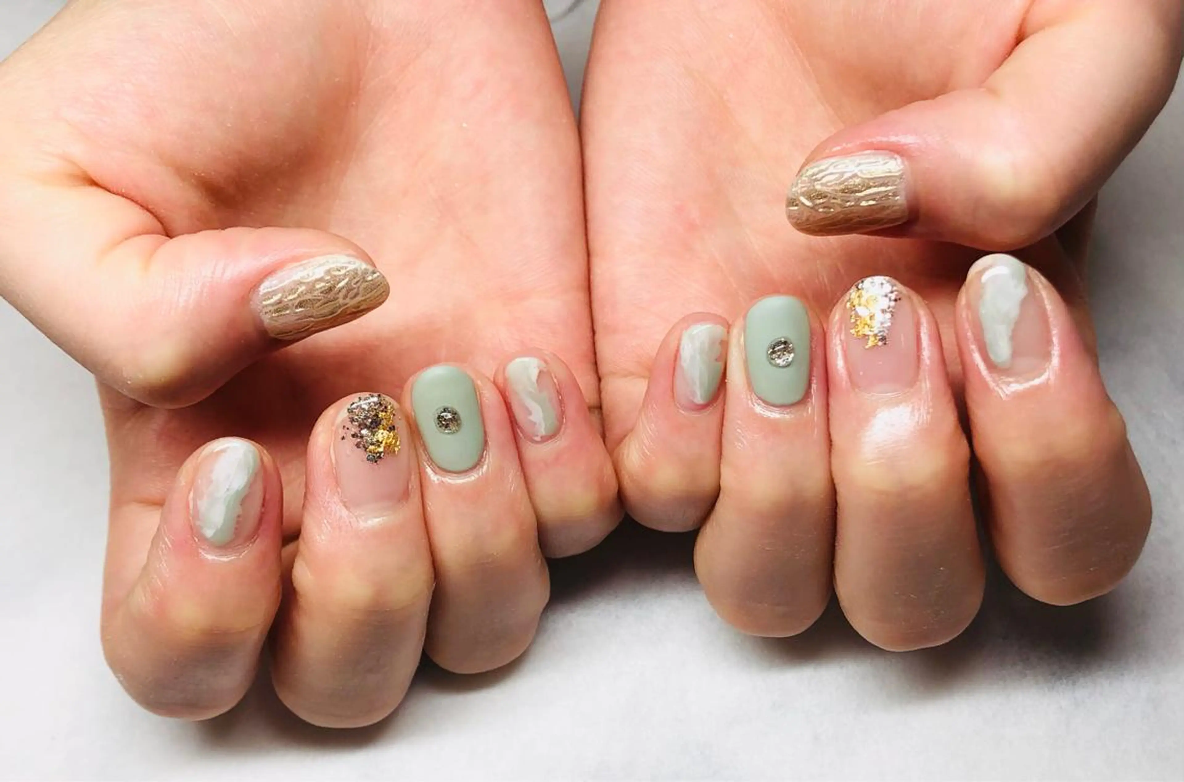 ネイル ブラウン グリーン いちじゅう あおいのネイルデザイン