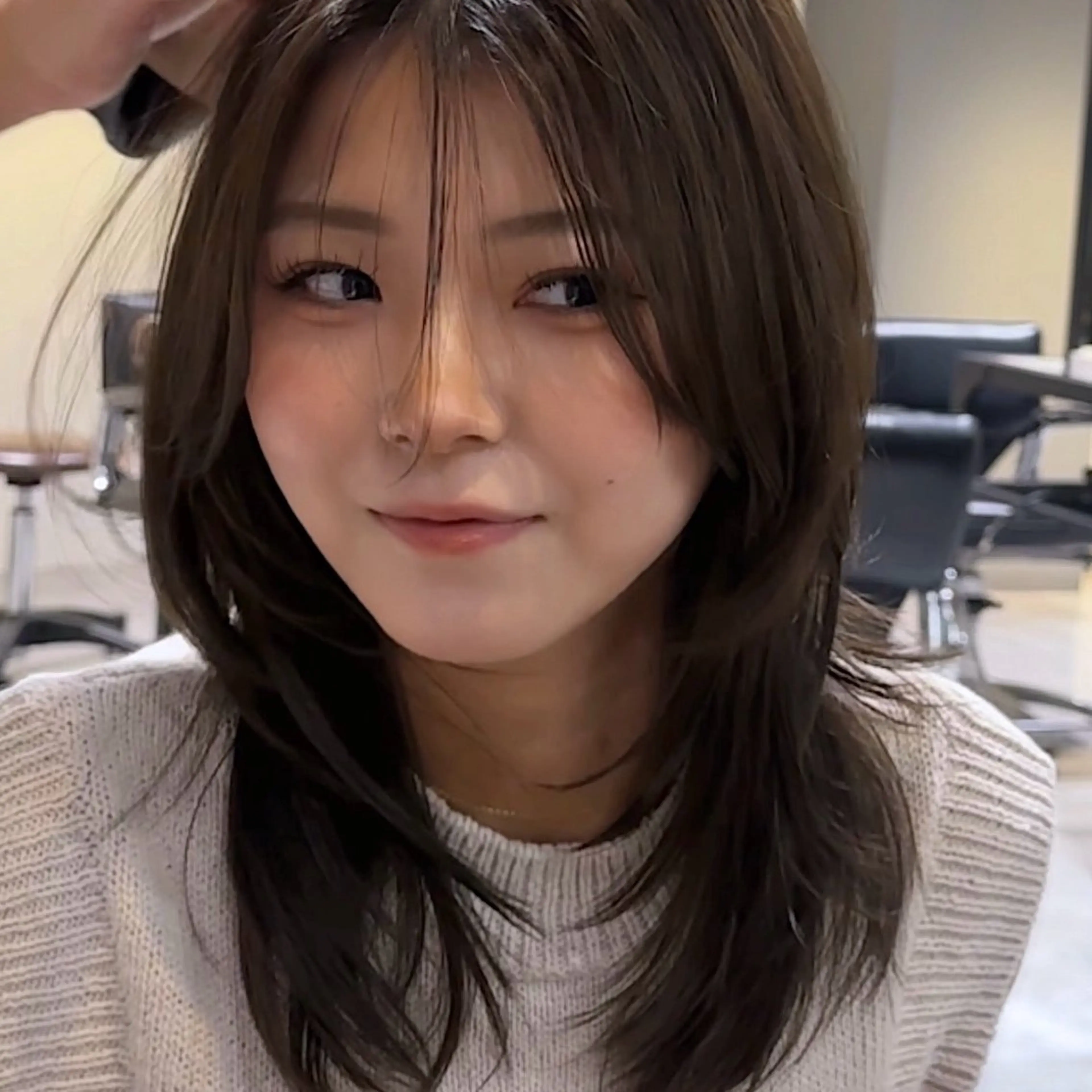 ミディアム 岸本 理希のヘアスタイル