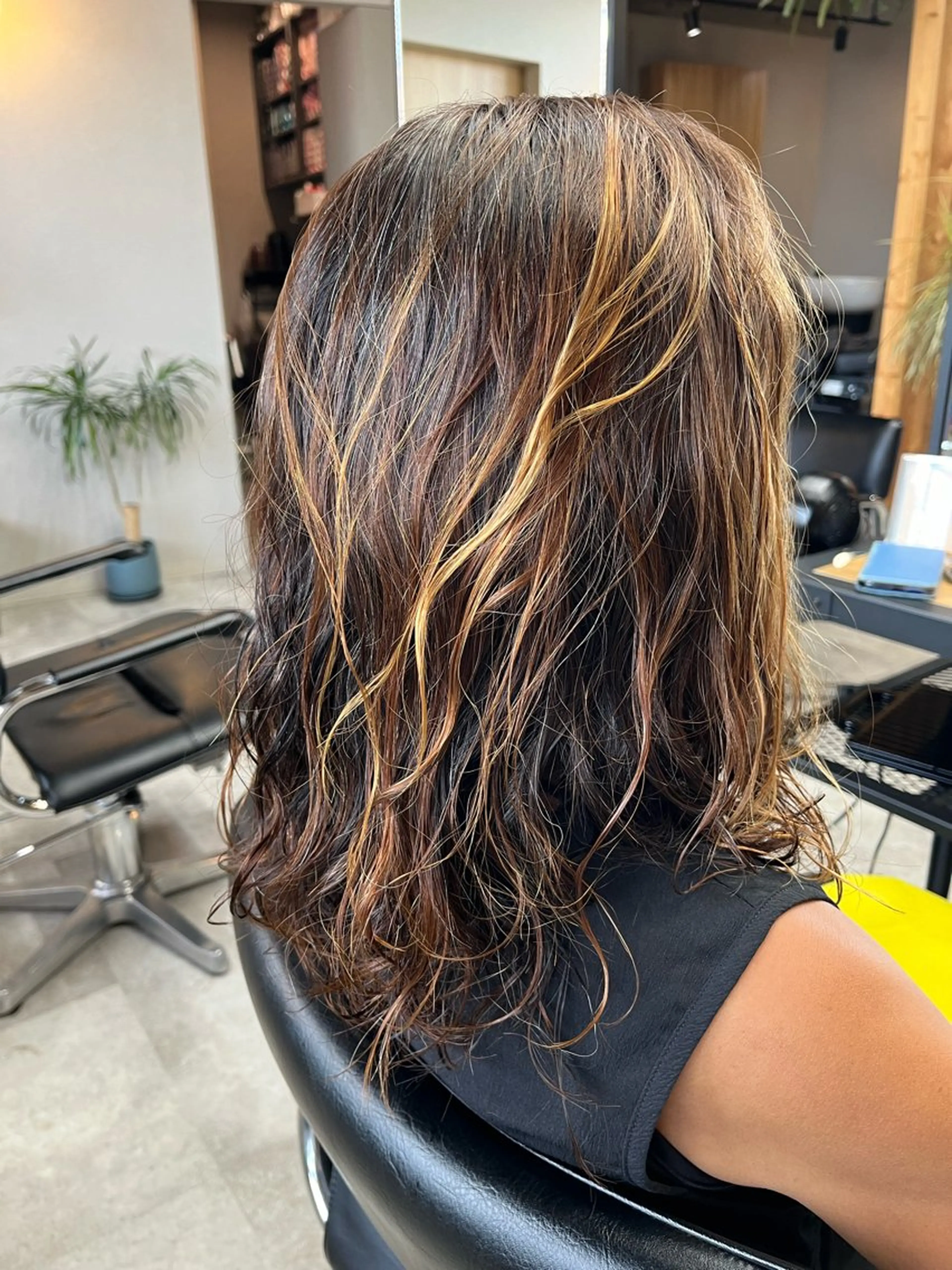 ミディアム ハイライト レイヤーカット ウルフカット パーマ トリートメント 🫧艶感カラー/ あいり🤍のヘアスタイル