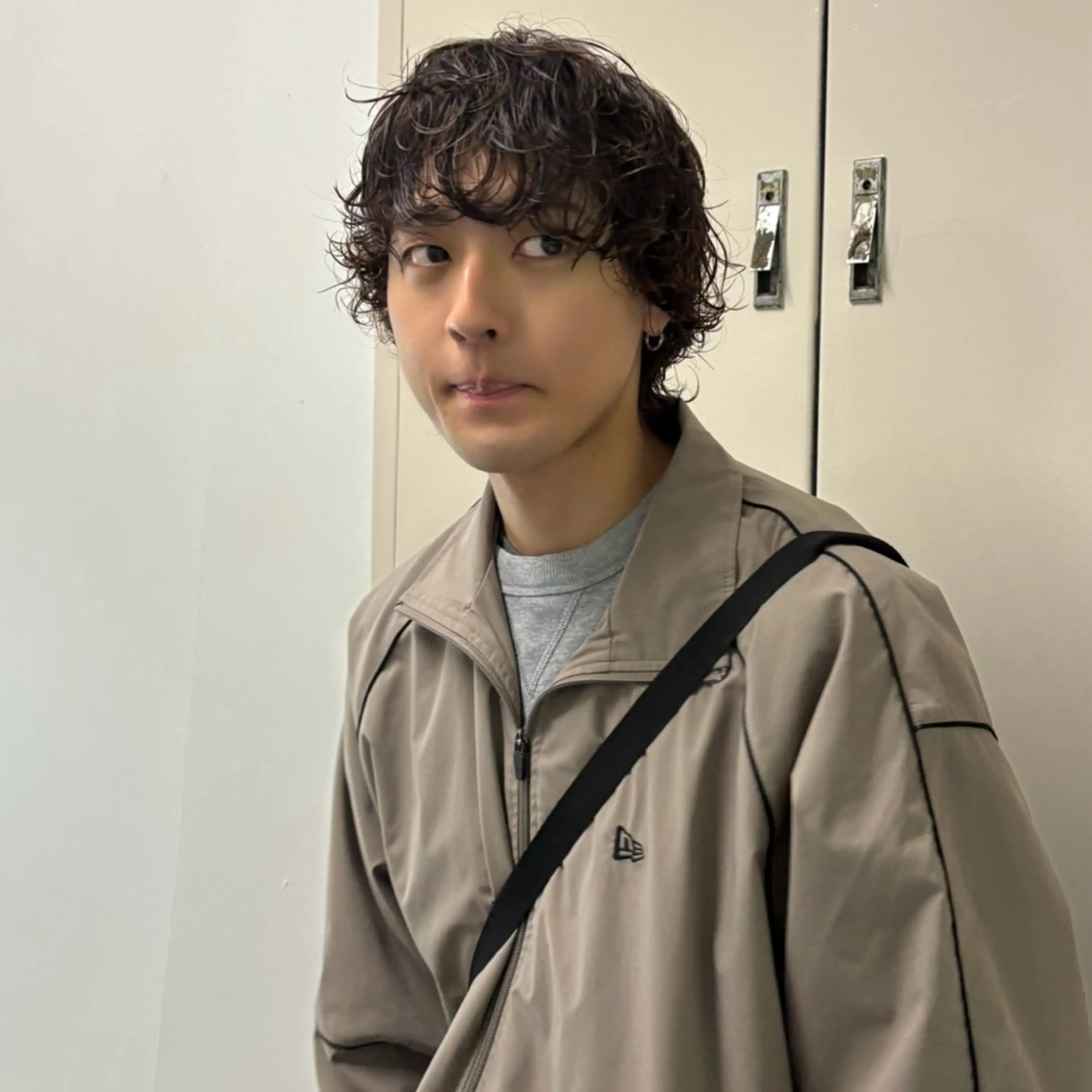 ミディアム パーマ メンズ 服に合うお洒落ヘア /GLOP リュートのヘアスタイル