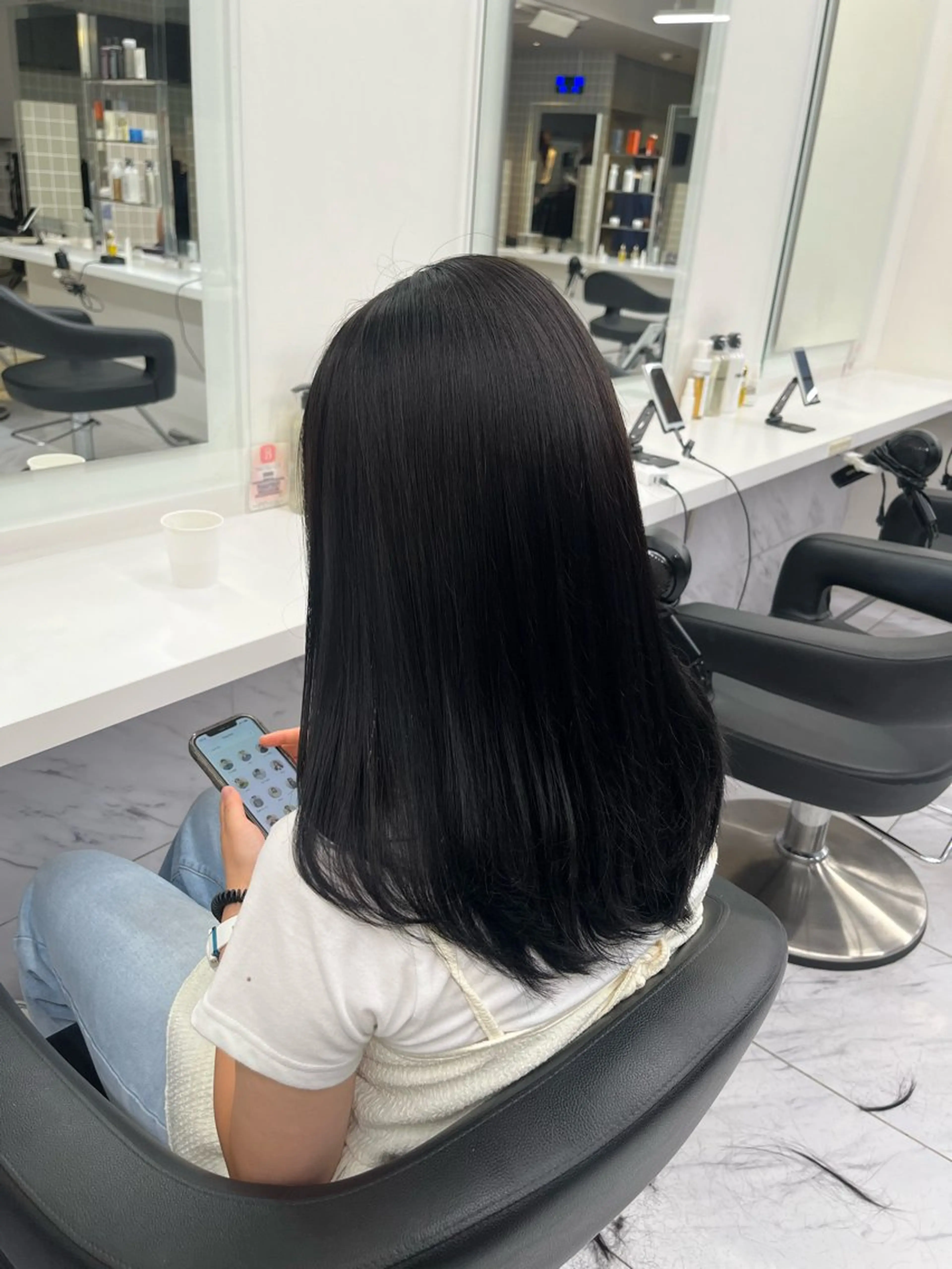 セミロング 寒色＆ブリーチ特化 寒色MiOのヘアスタイル