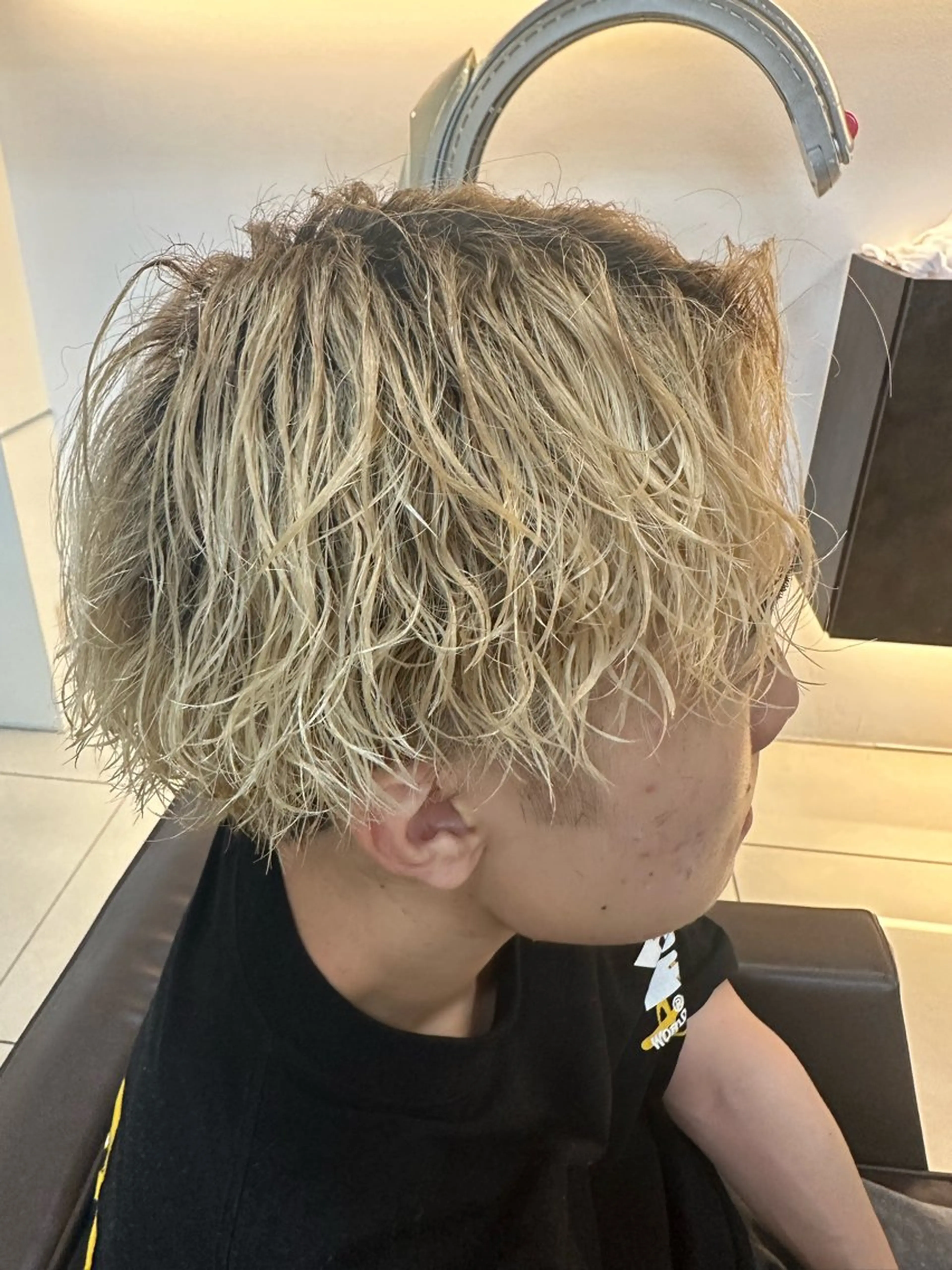 パーマ メンズ メンズブリーチ メンズパーマ 海外風センターパート 健人のヘアスタイル