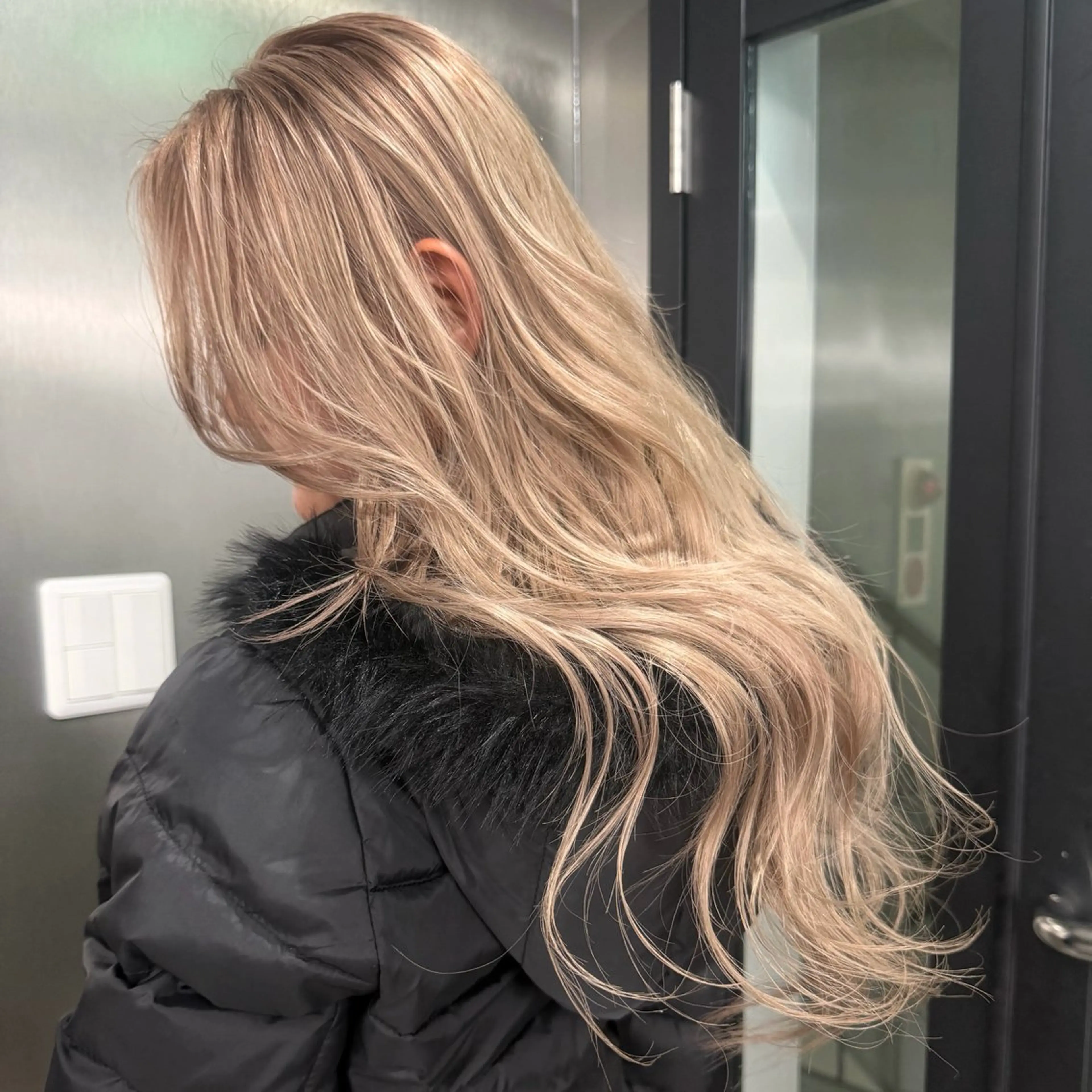 ロング カラー シールエクステ ハイトーンカラー エクステ ヘアカラー トリートメント シールエクステ特化 ハイトーン、NANAのヘアスタイル