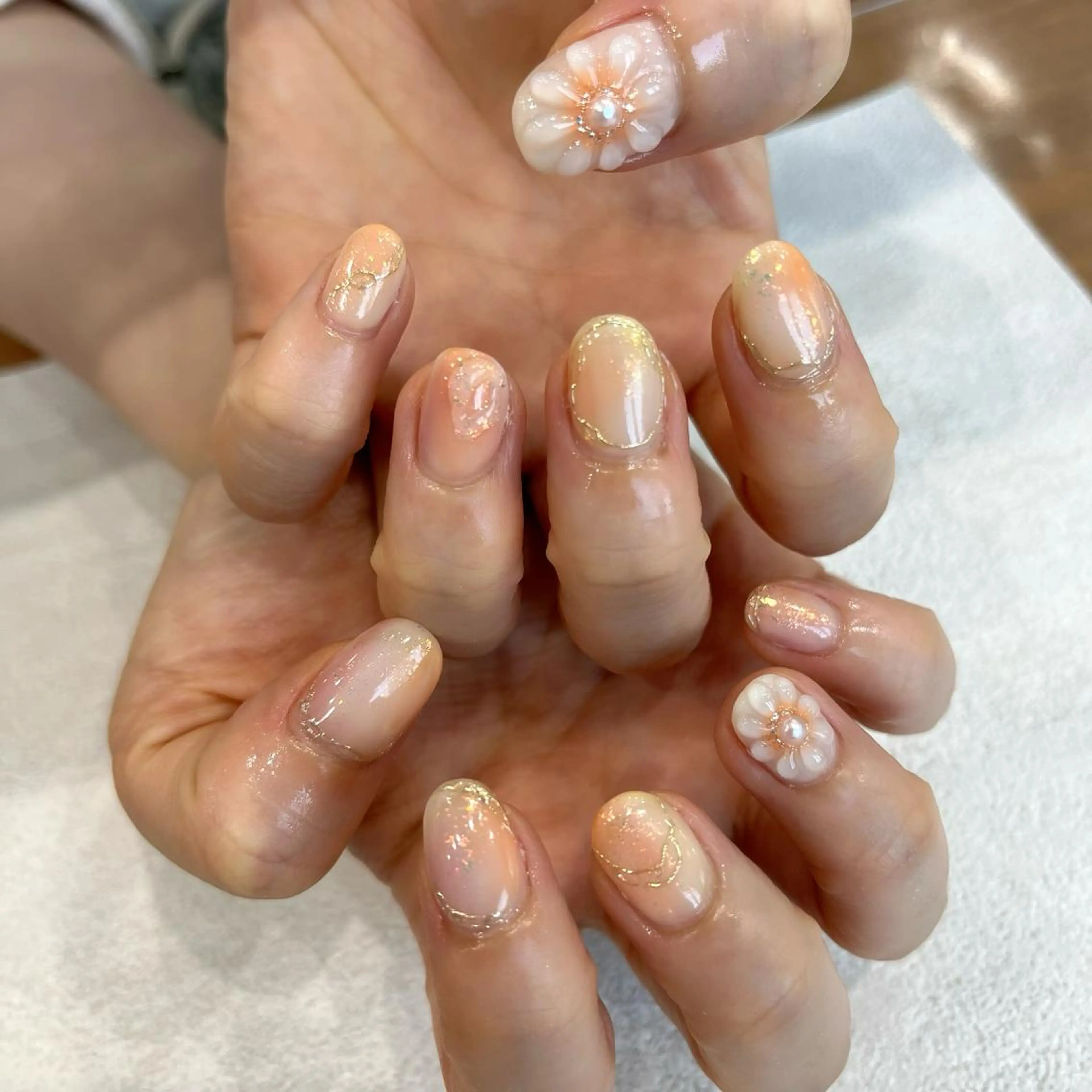 ネイル キラキラネイル オレンジ ぷっくりネイル ホワイト ハンドネイル 阿部 ほのかのネイルデザイン