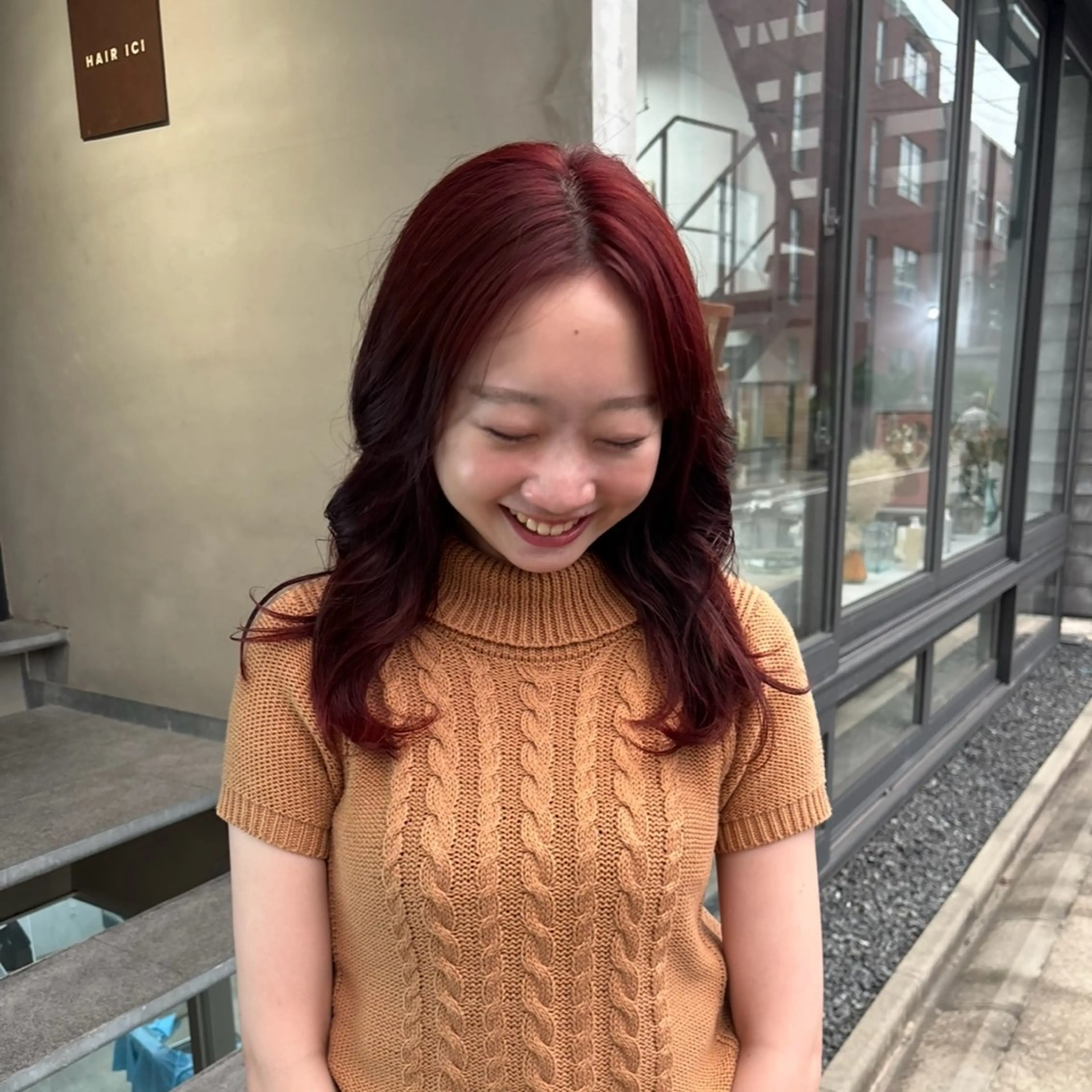 ミディアム カミヤマ シオリのヘアスタイル