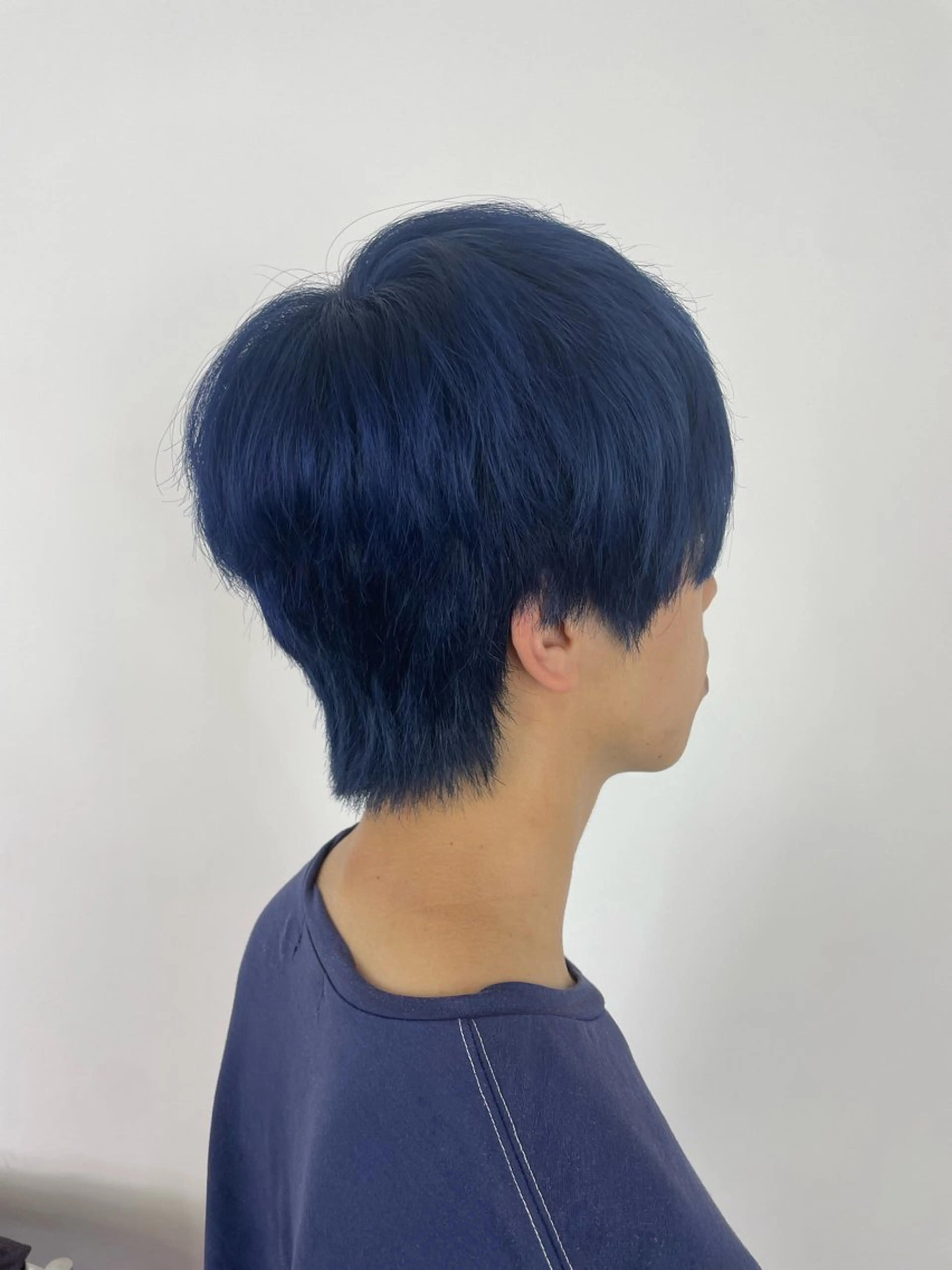 セミロング カラー メンズ メンズブリーチ ブリーチ ブルーカラー ネイビーカラー ヘアカラー ALBUM新宿所属・リクト /レイヤーカットのヘアスタイル