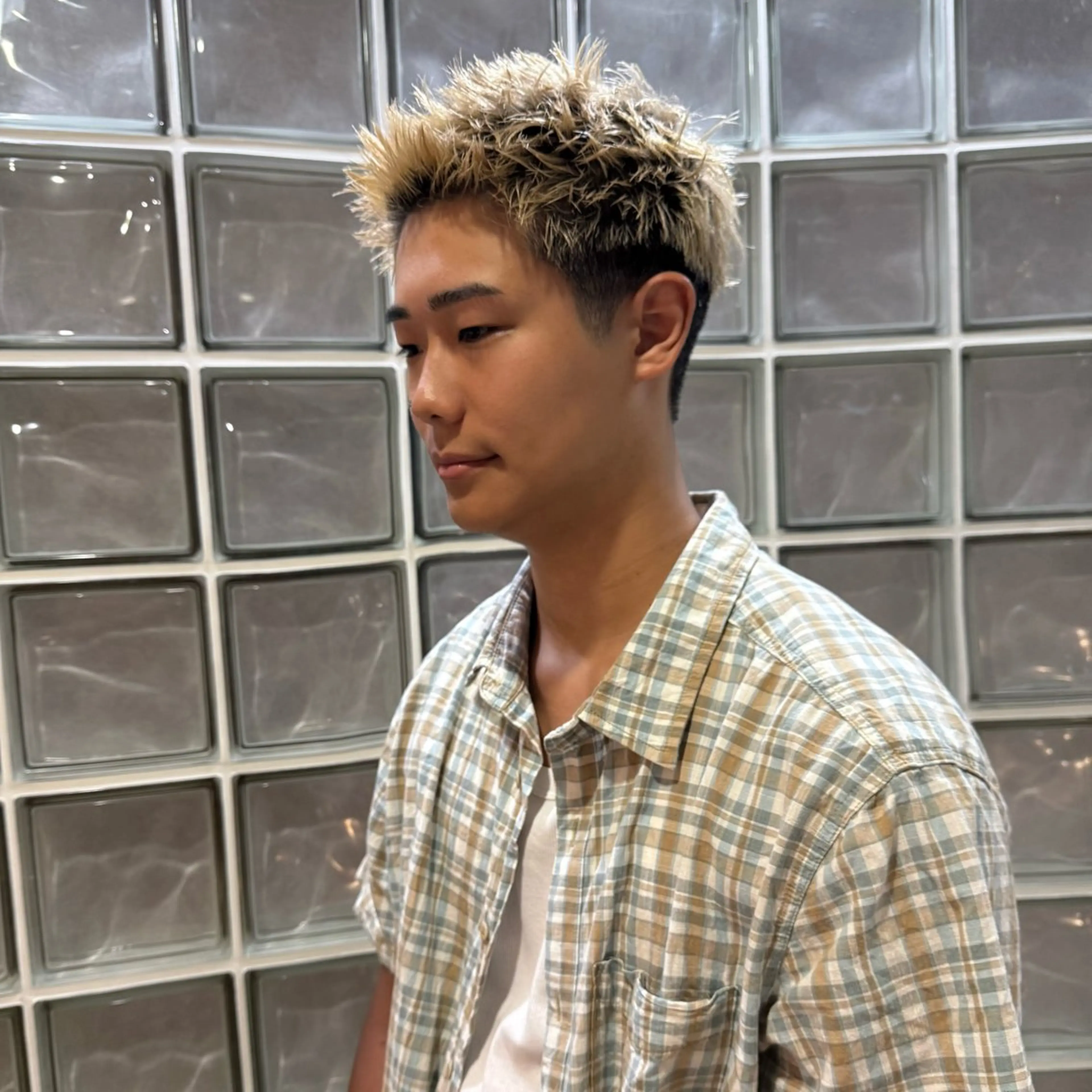 ショート メンズ メンズブリーチ 刈り上げ カット トリートメント 希佳/メンズ ハイトーンカラーのヘアスタイル