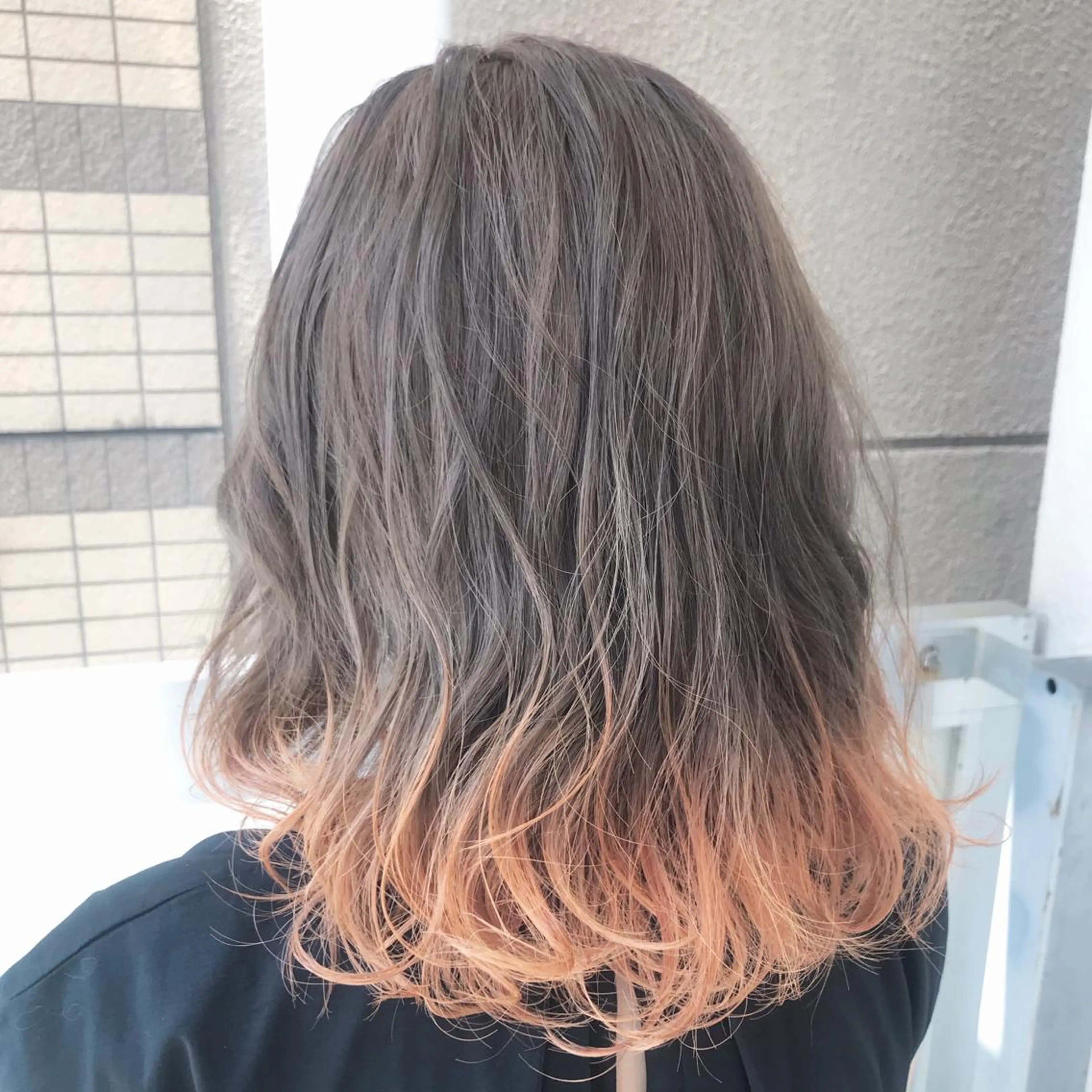 セミロング カラー グラデーションカラー オレンジ オーストヘアー ミコ所属・岩谷/ブリーチ 🪽透明感カラーのヘアスタイル