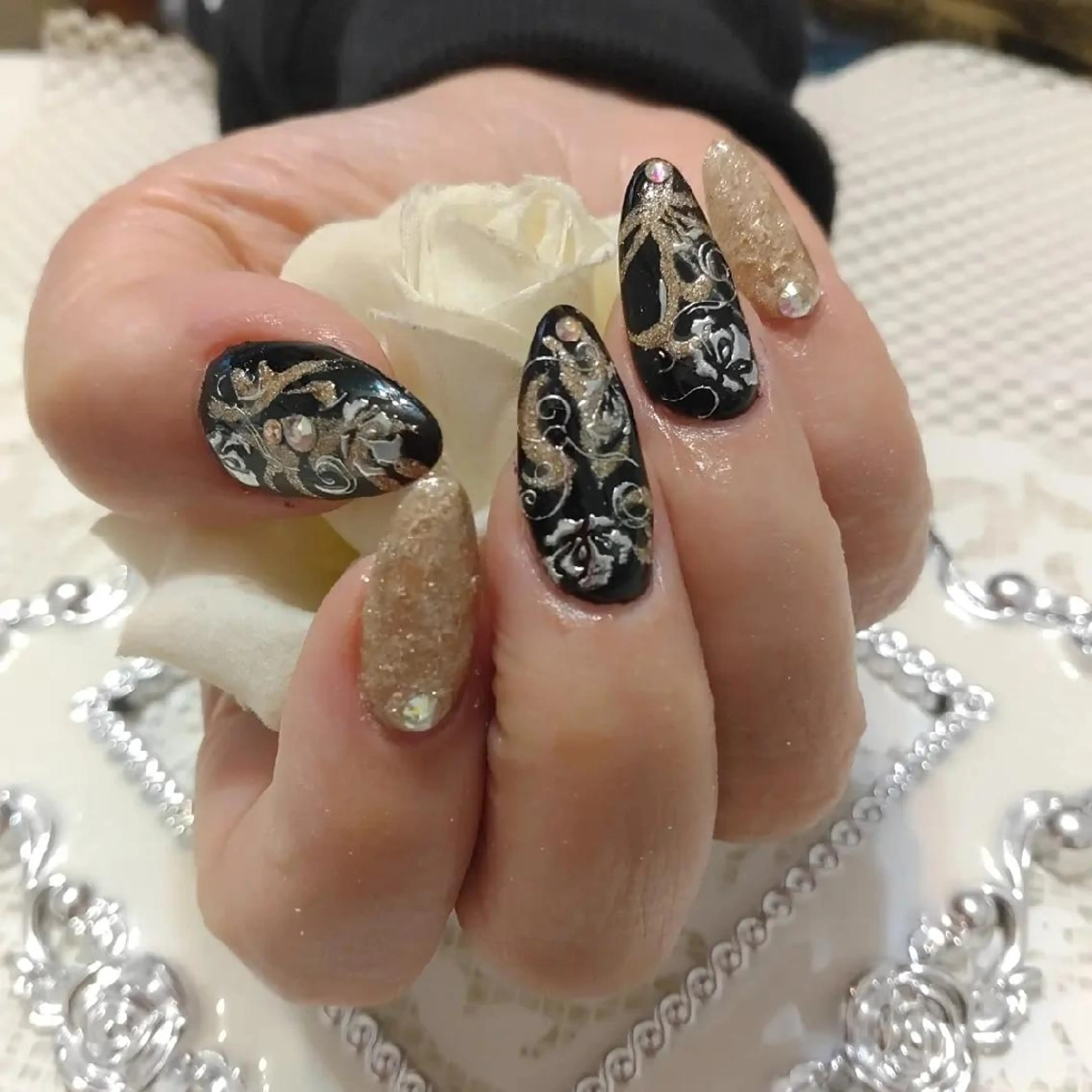 ネイル スカルプネイル エステとネイル ローズコンフォートのネイルデザイン