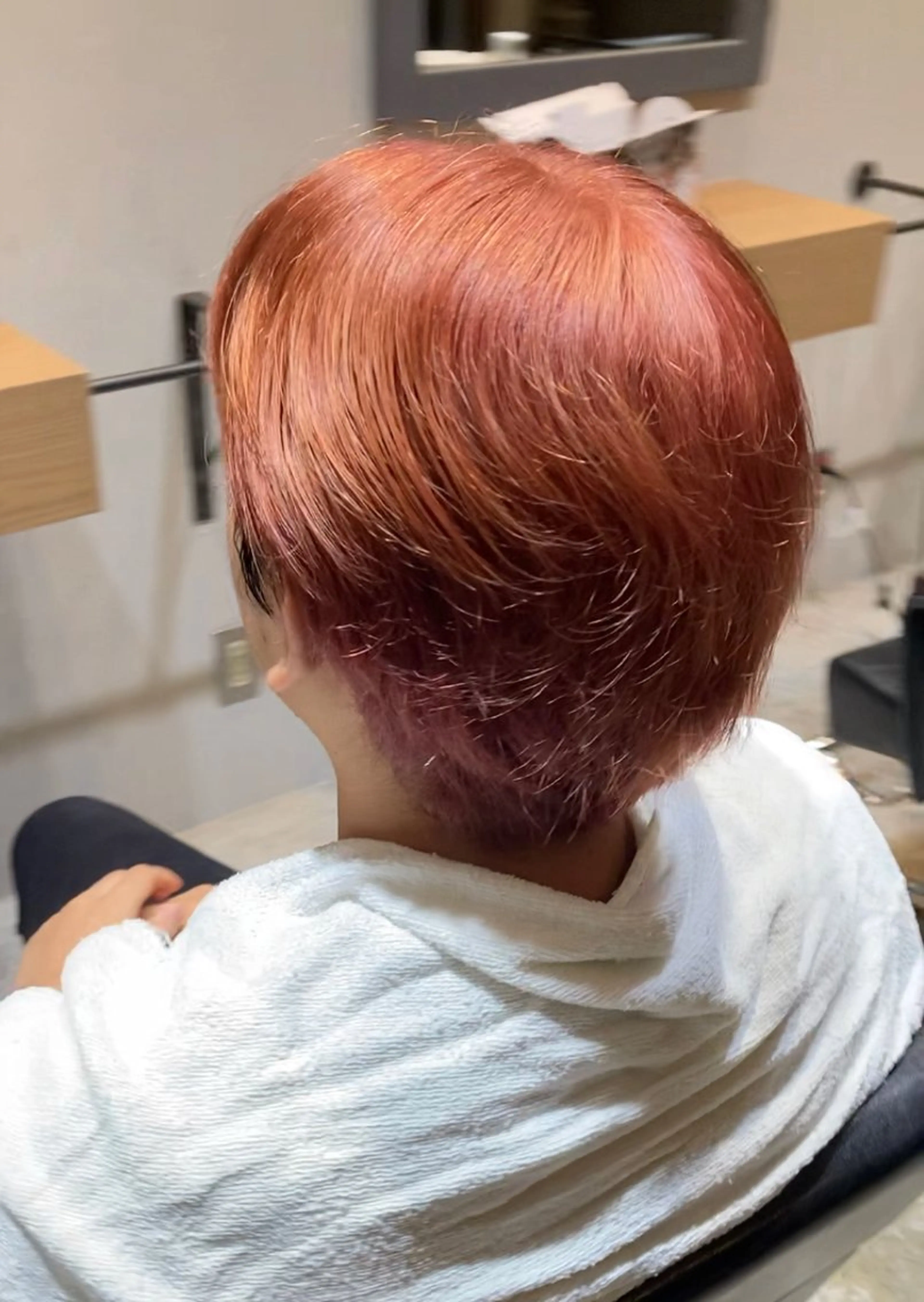 ショート カラー ブリーチ レッドカラー ヘアカラー HANGOUT / ミウのヘアスタイル