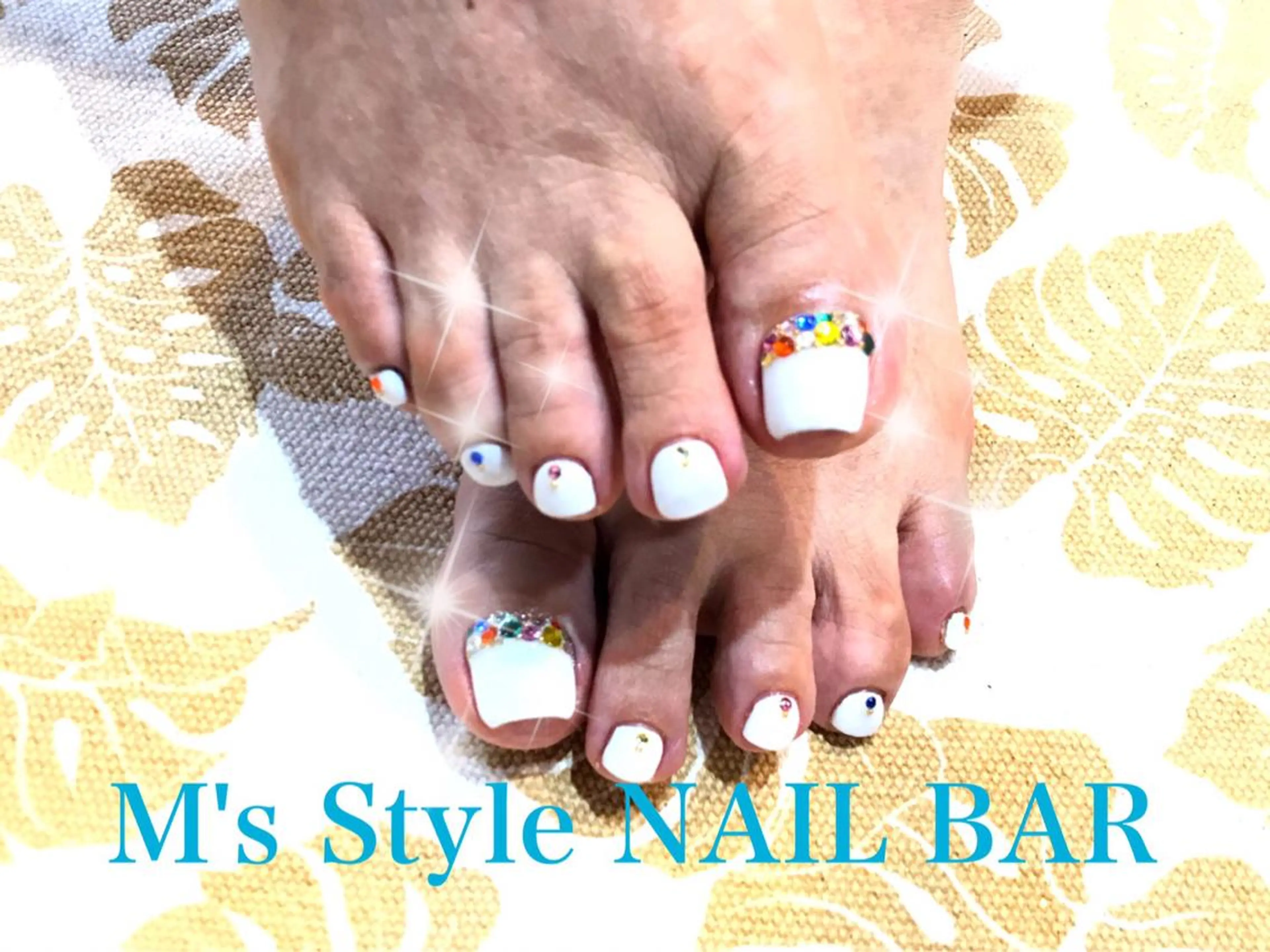 ミディアム ネイル フットネイル ジェルネイル ストーンネイル ホワイト M's Style NAIL BARのネイルデザイン