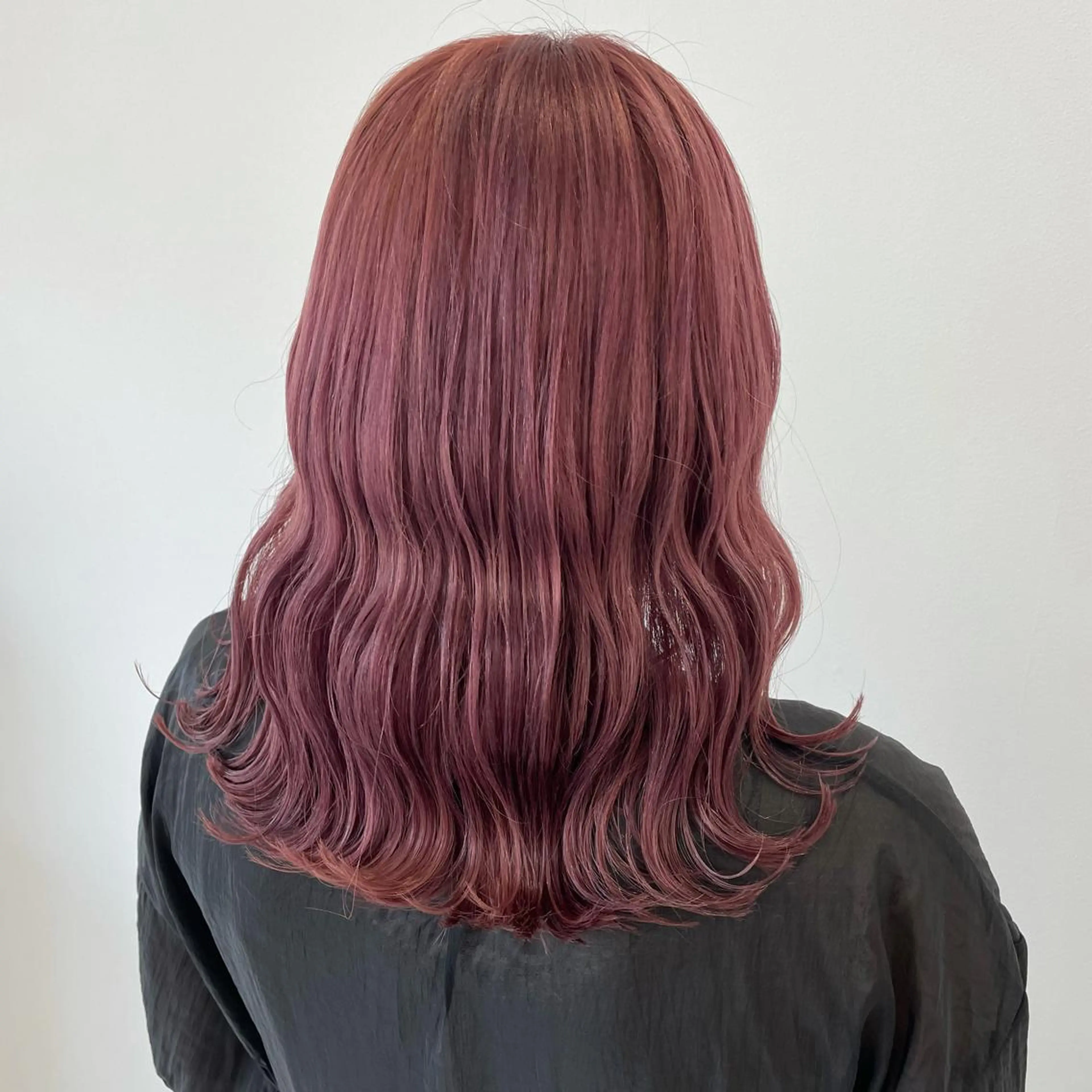 ミディアム カラー ヘアアレンジ ブリーチ・縮毛矯正 三島佳音のヘアスタイル