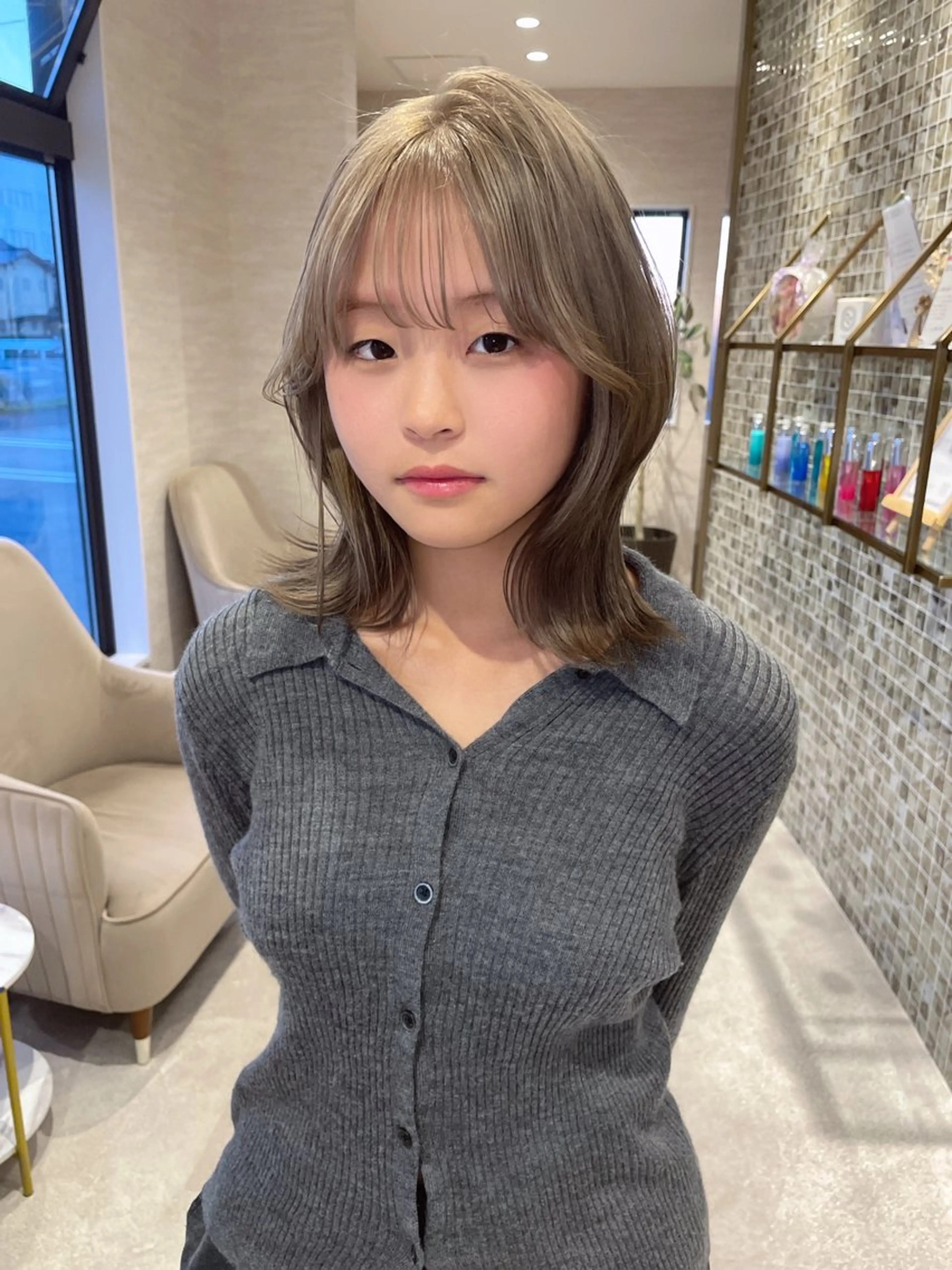 ミディアム カラー ブリーチ グレージュ ミルクティーグレージュ 卒業式のヘアスタイル ヘアカラー 松崎 咲和のヘアスタイル