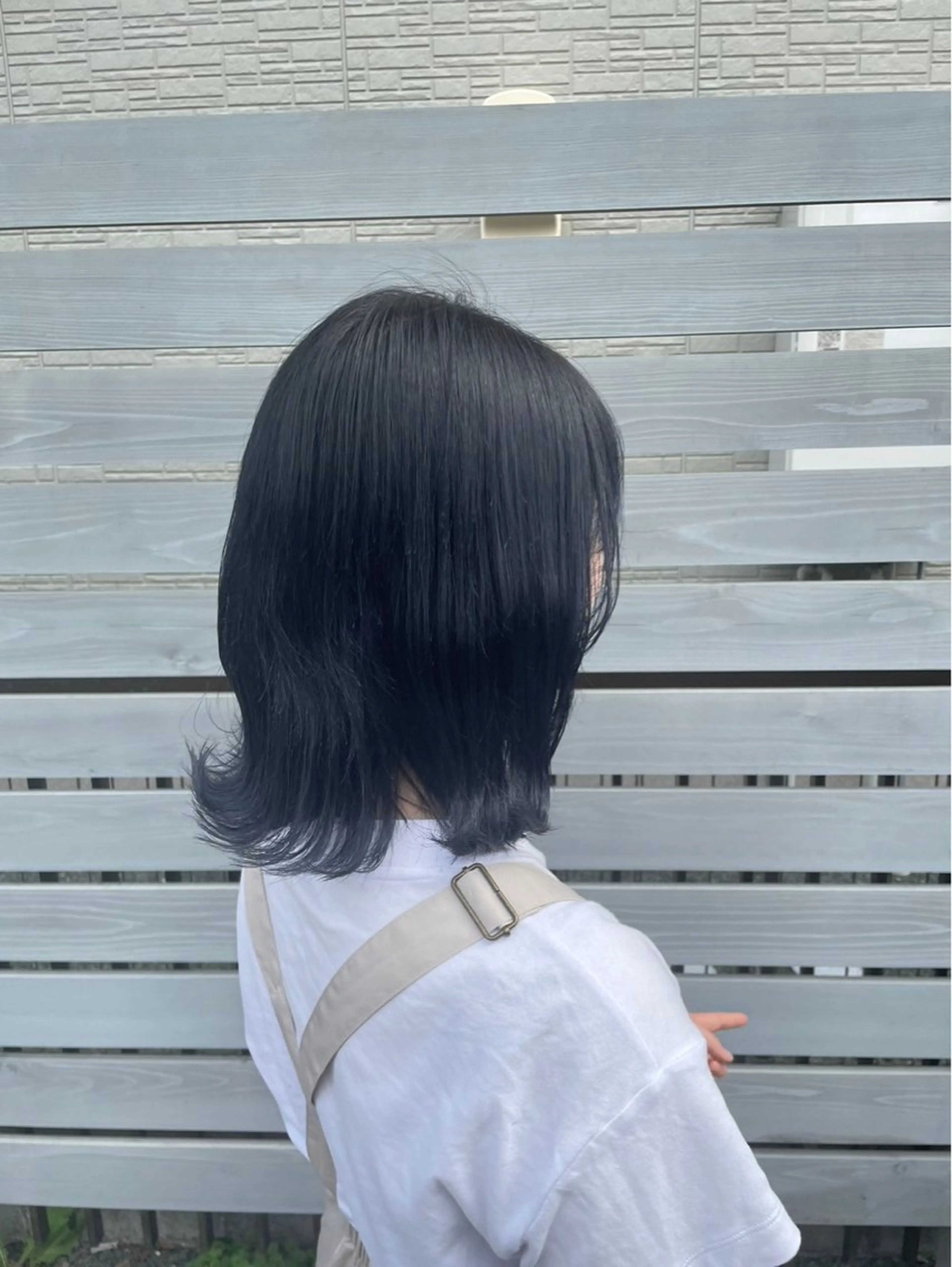 カラー momb 折戸結菜のヘアスタイル